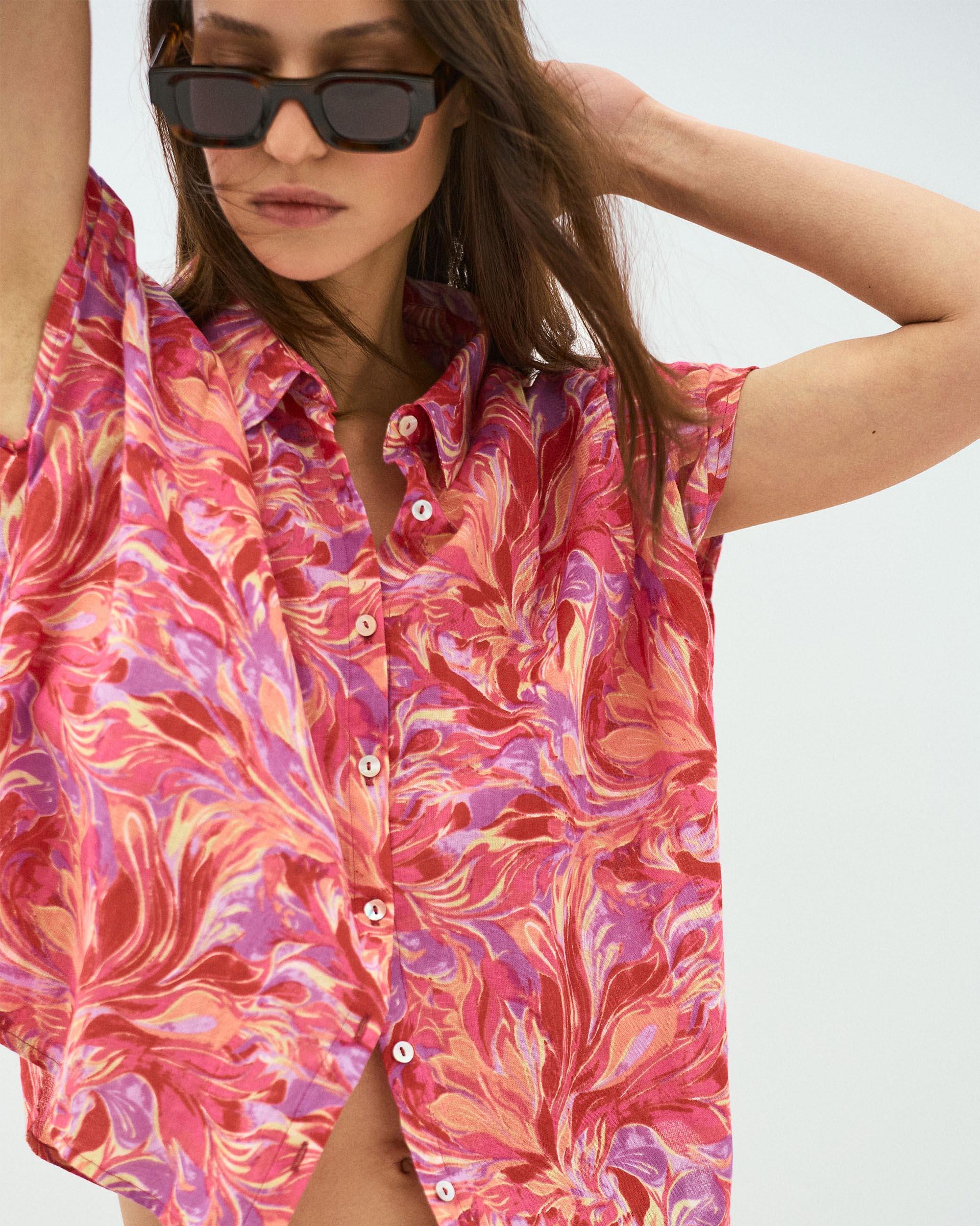 Camisa Sin Mangas Pliegues Estampado Floral Fucsia