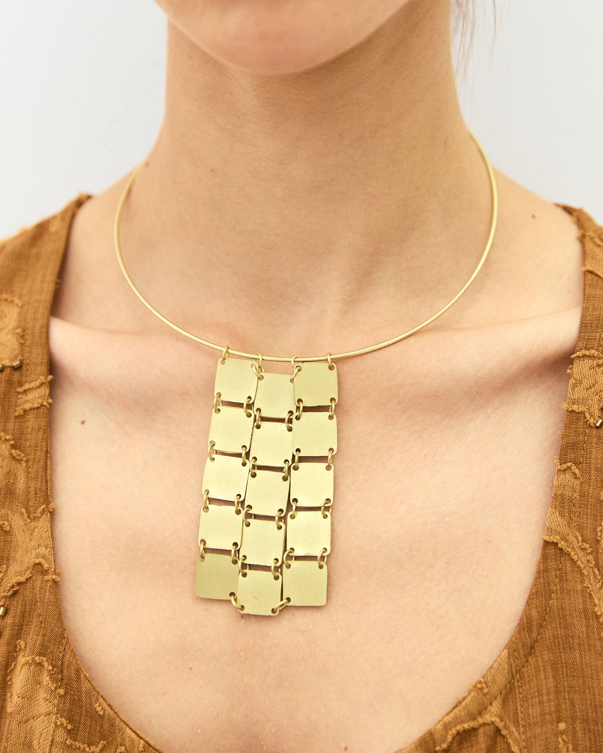 Collar Rígido Cuadrados Oro