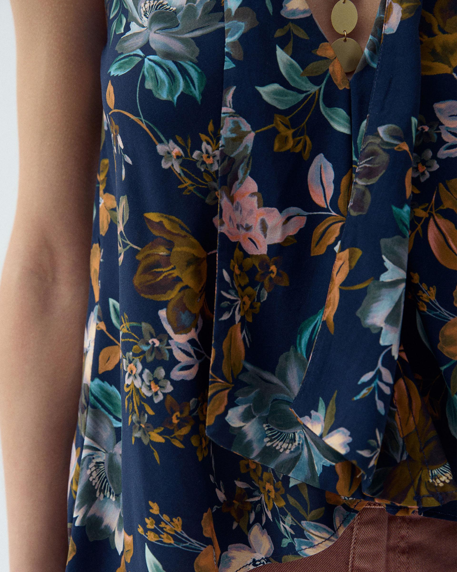 Top Picos Estampado Floral Azul Marino