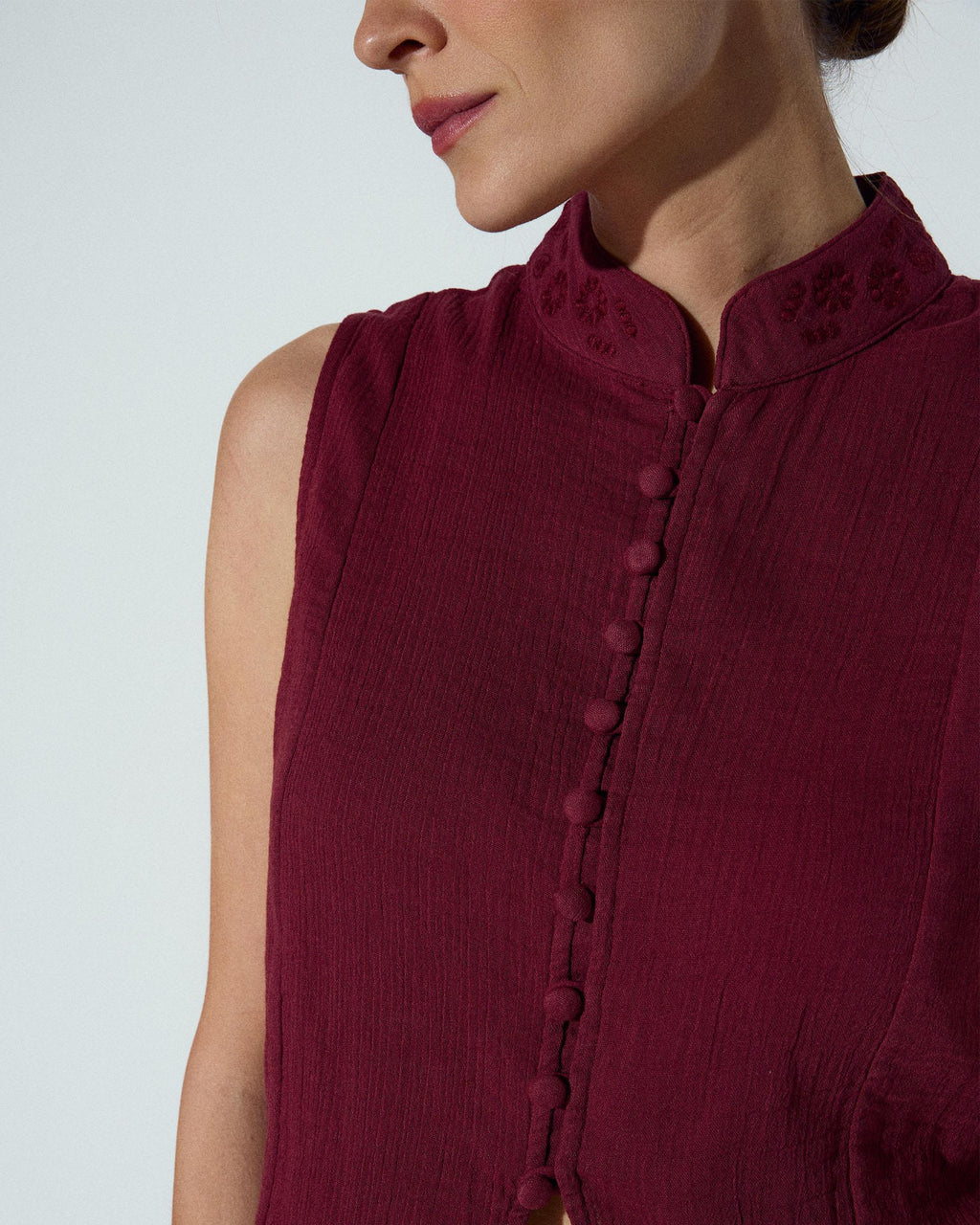 Top Cuello Mao Bordados Granate