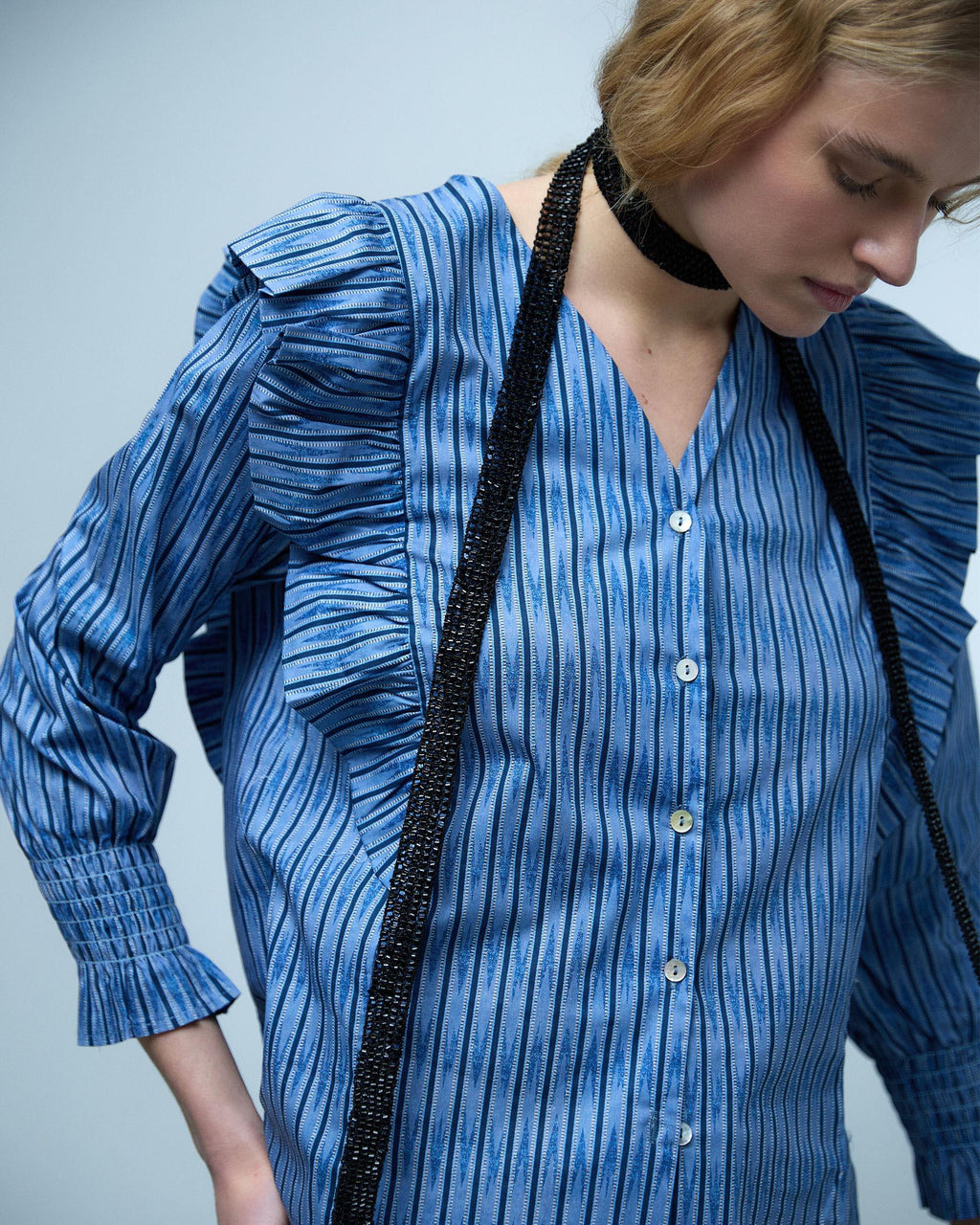 Blusa Volantes Estampado Étnico Azul