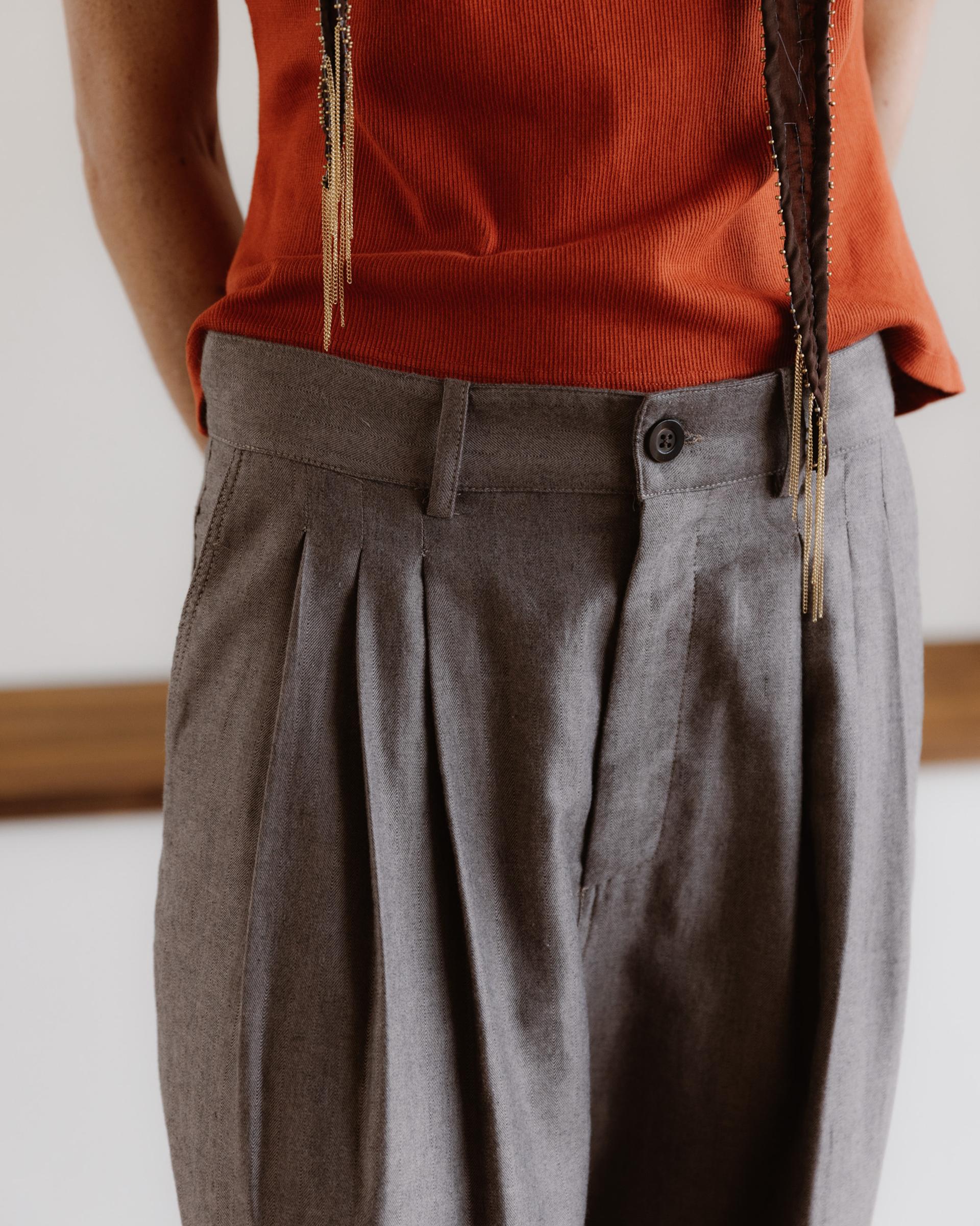 Pantalón Espiga Pinzas Delanteras Taupe