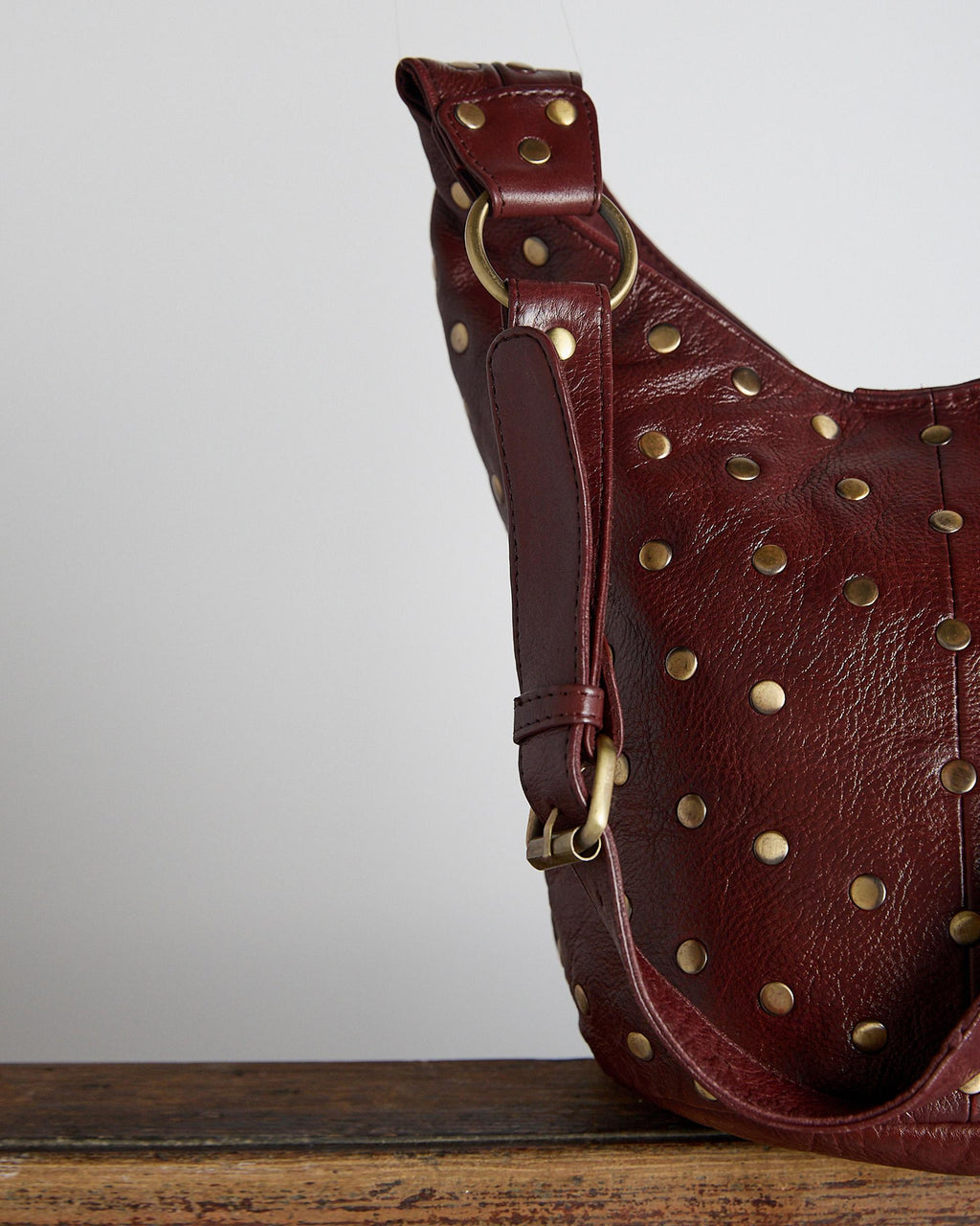 Bolso Piel Bucket Tachuelas Burdeos
