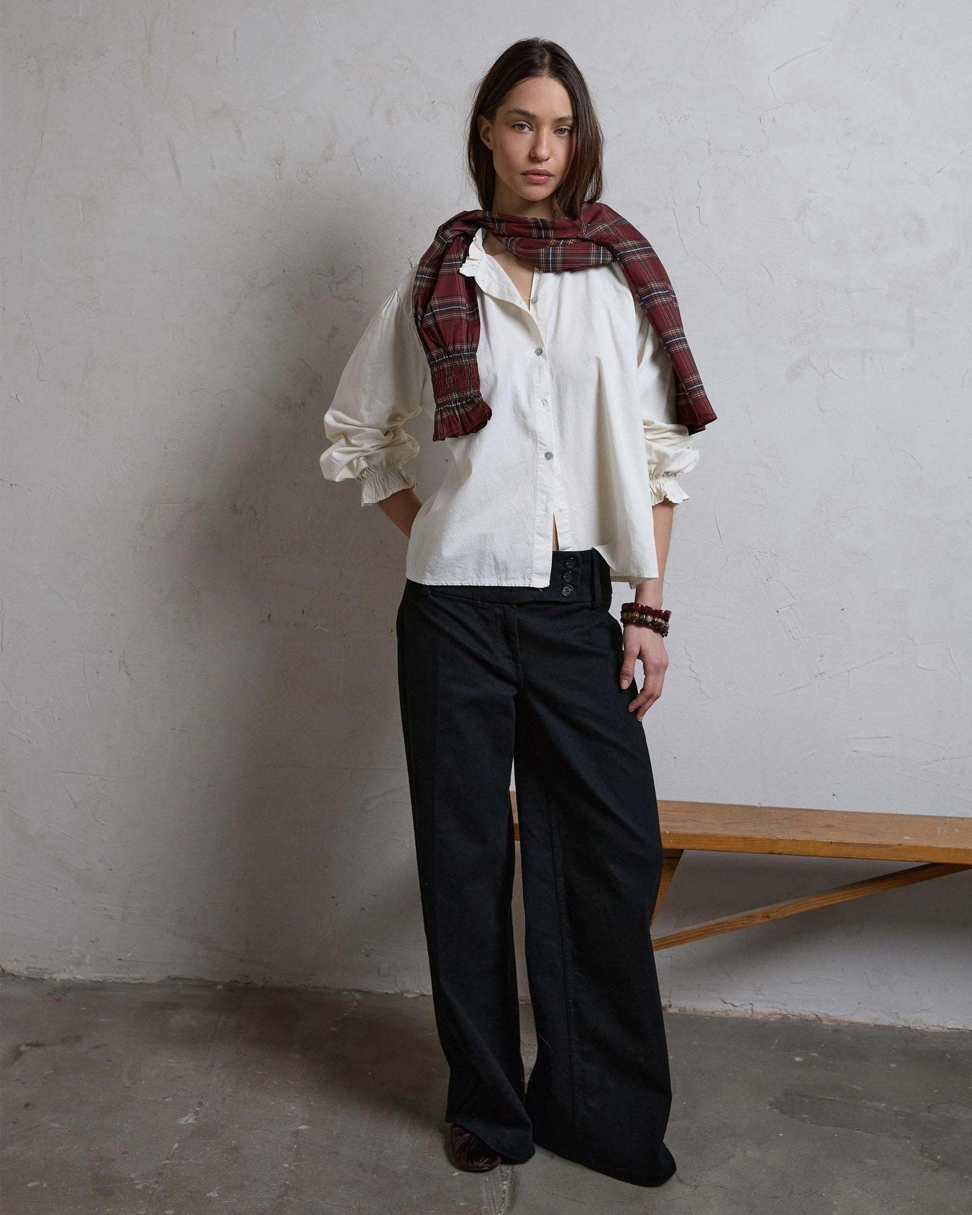 Blusa Detalle Volante Cuello Crudo