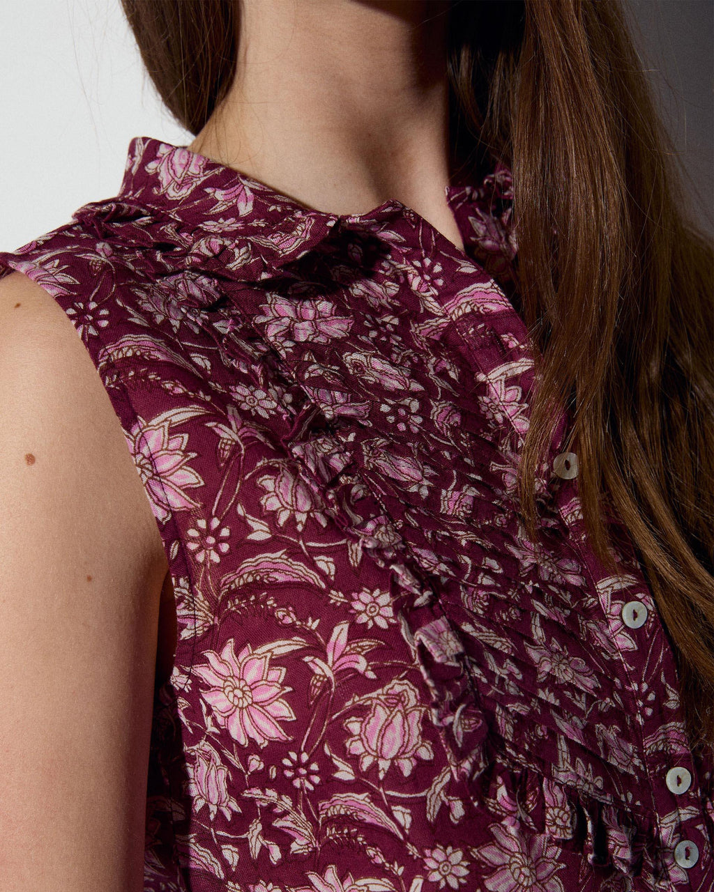 Blusa Sin Mangas Pechera Estampado Floral Granate