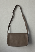 Bolsos con solapa topo