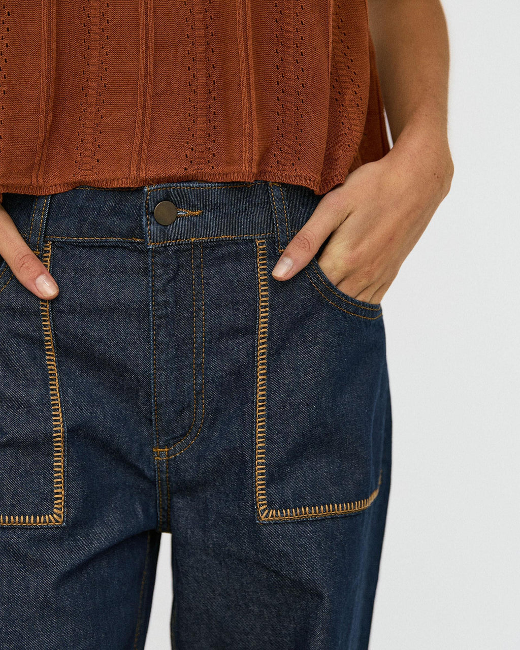 Jeans Bolsillos Pespuntes Contraste Azul Oscuro