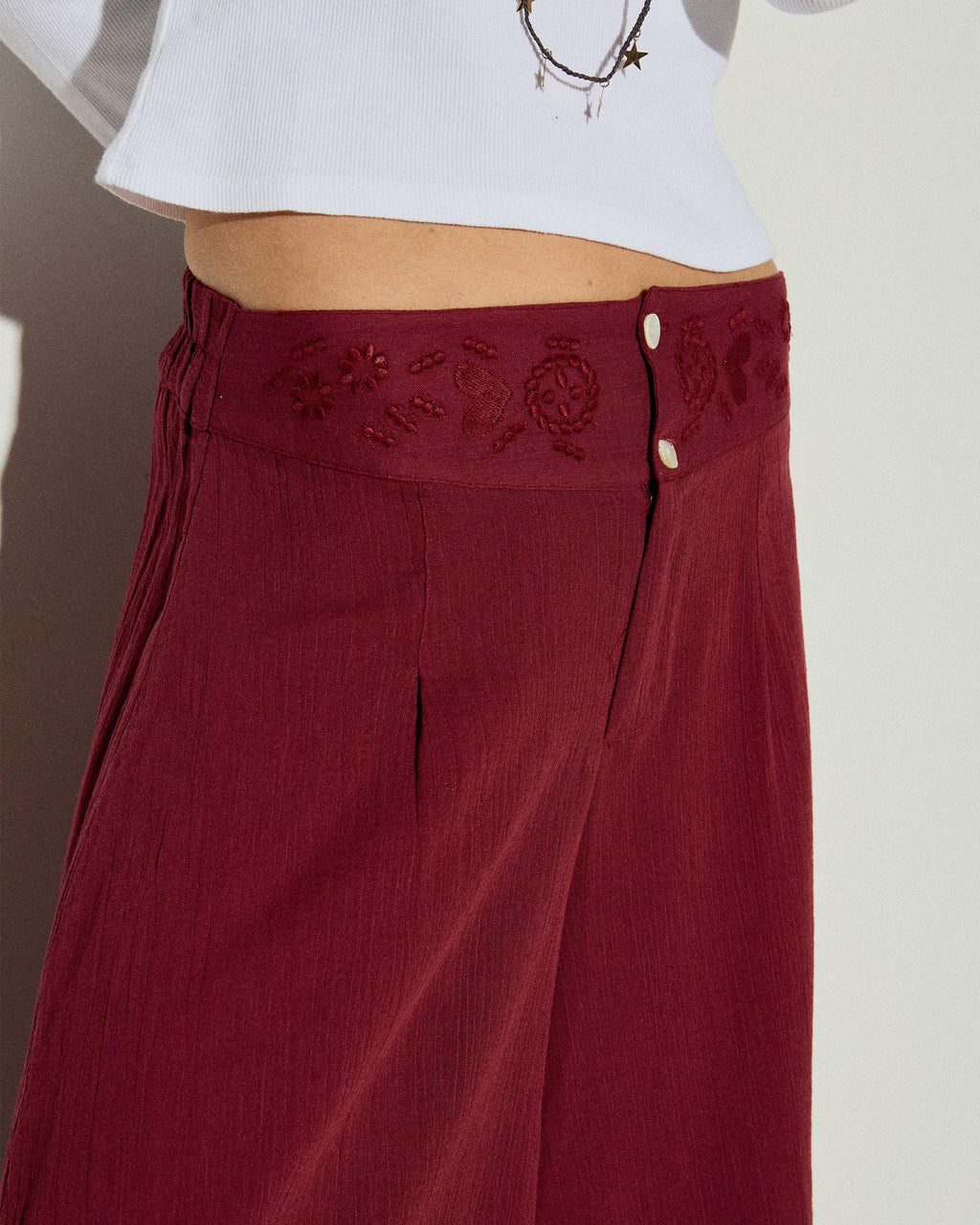 Pantalón Bordados Cinturilla Granate