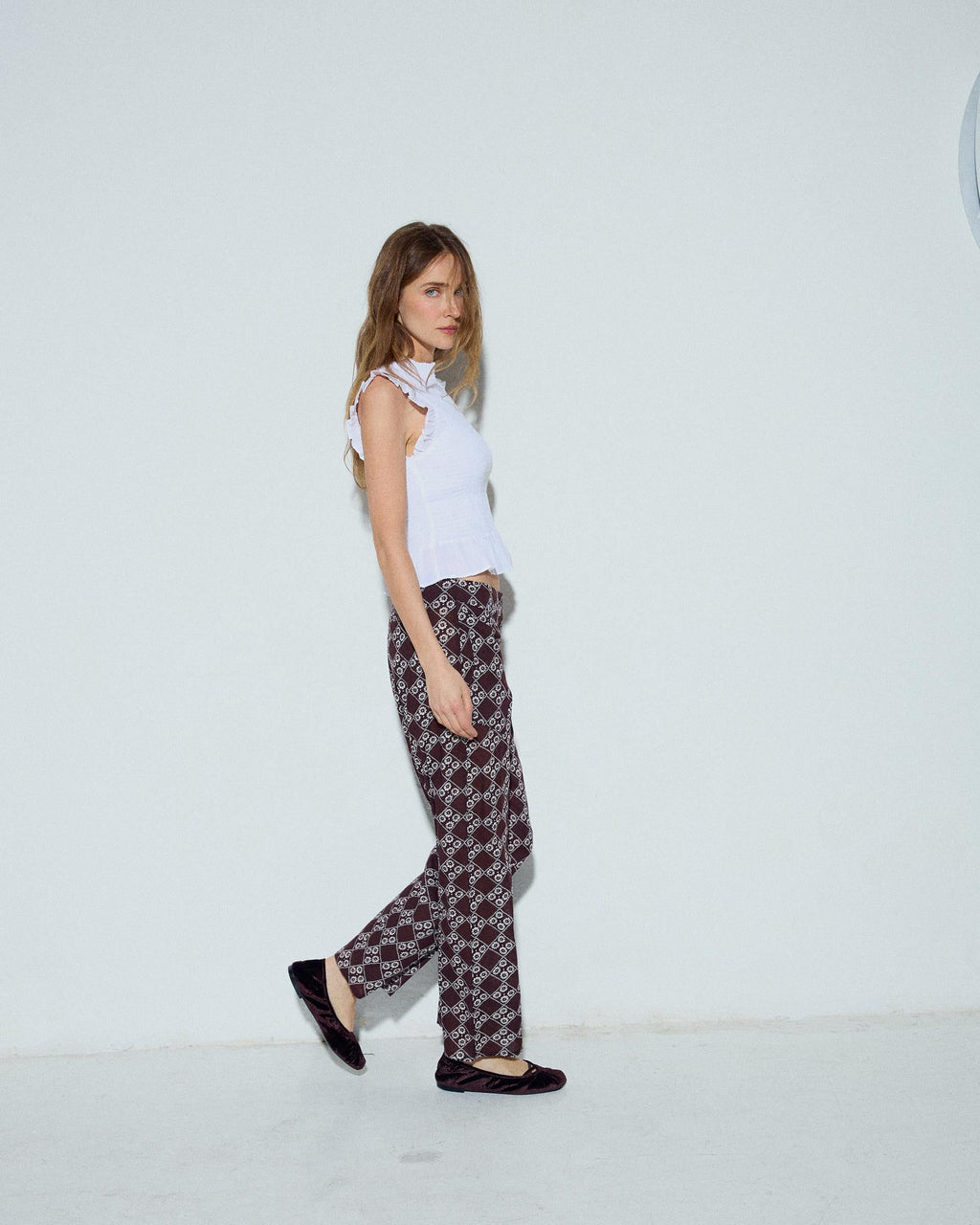 Pantalón Fluido Triple Botón Estampado Floral Marrón