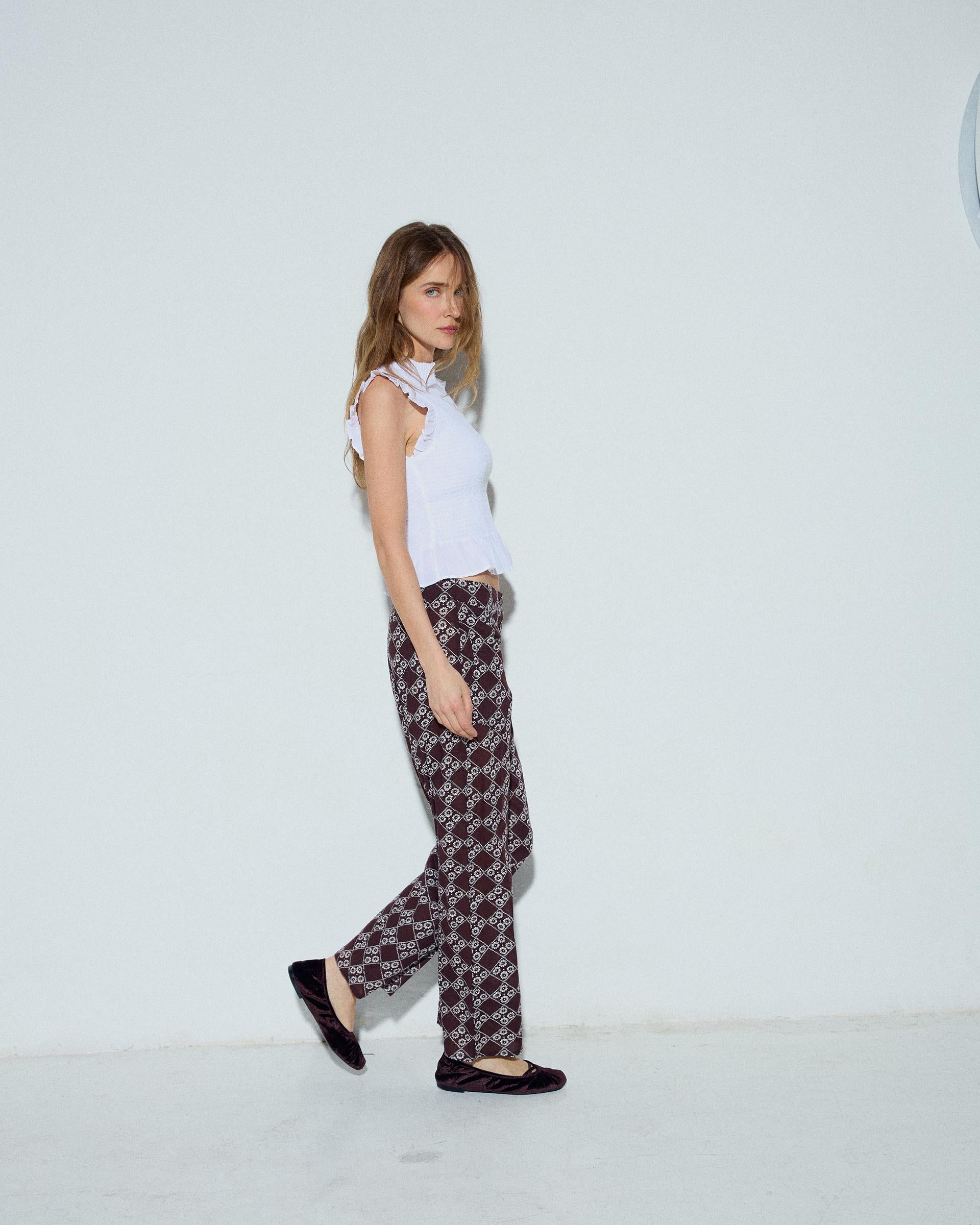 Pantalón Fluido Triple Botón Estampado Floral Marrón