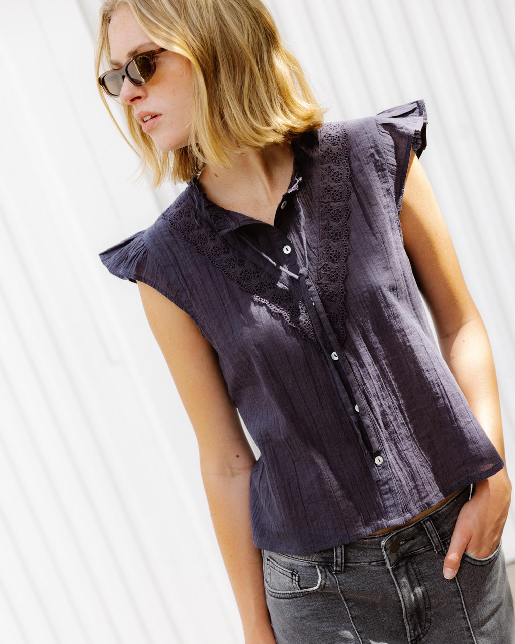 Blusa Sin Manga Volante Troquelados Antracita