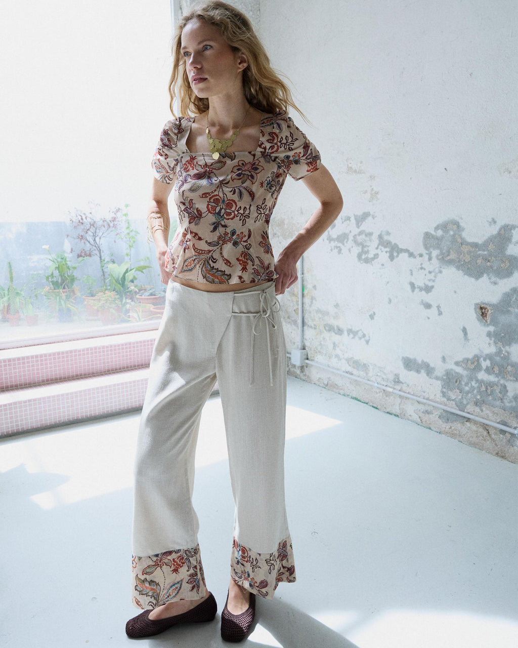 Pantalón Lazadas Bajo Estampado Beige