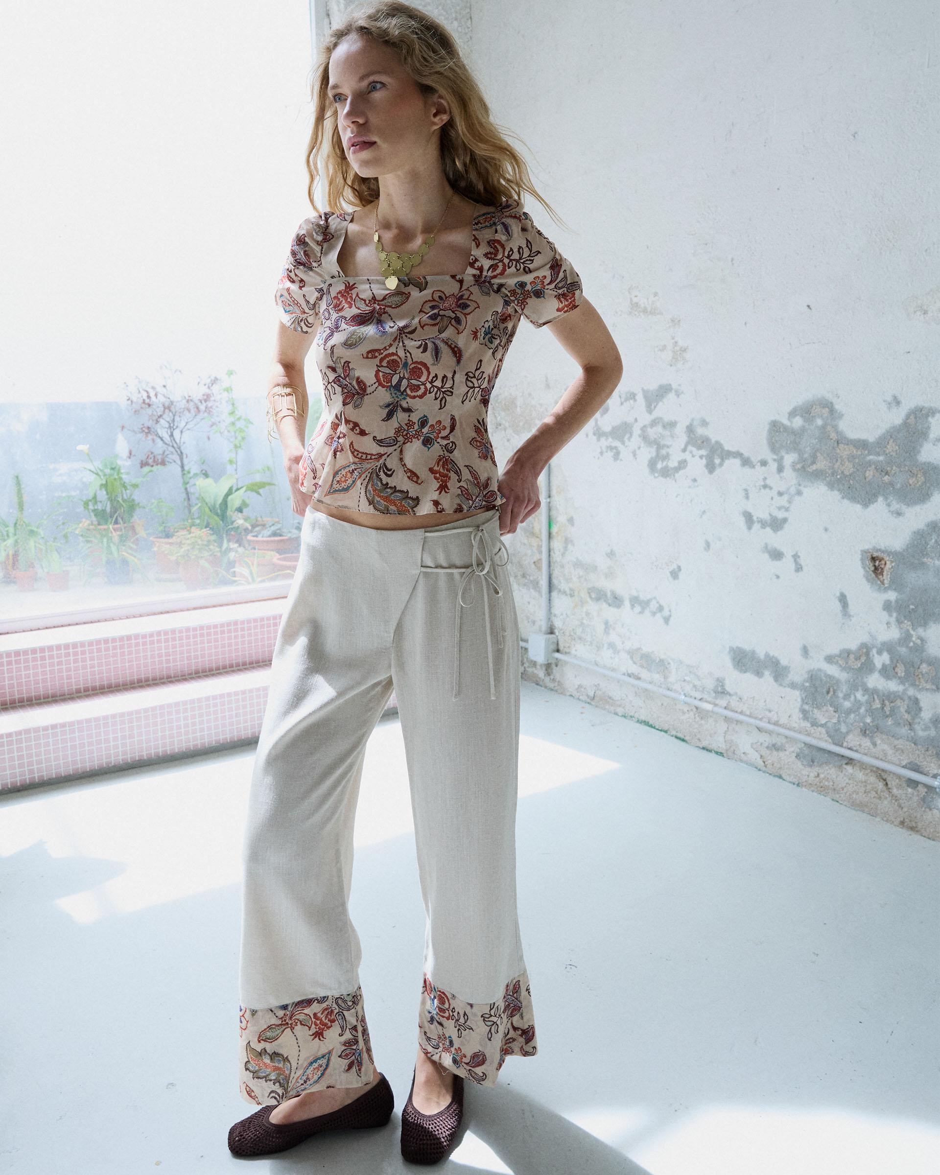 Pantalón Lazadas Bajo Estampado Beige