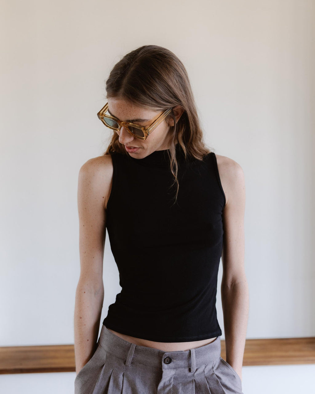 Camiseta Sin Mangas Cuello Subido Negro