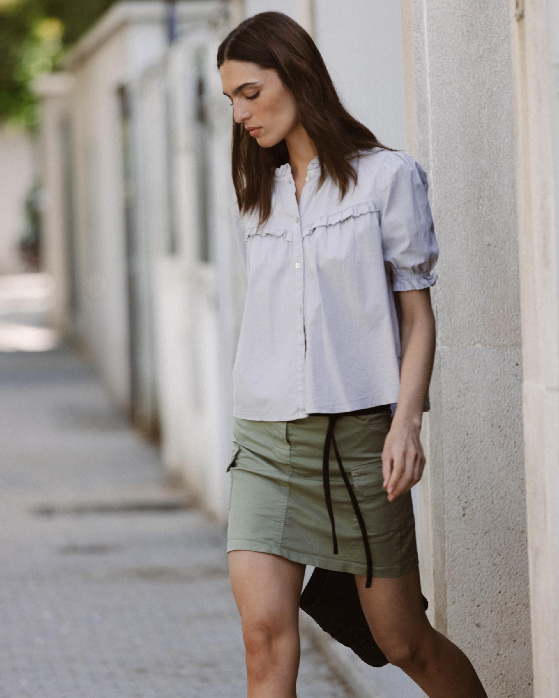 Blusa Manga Abullonada Canesú Pico Volantes Gris