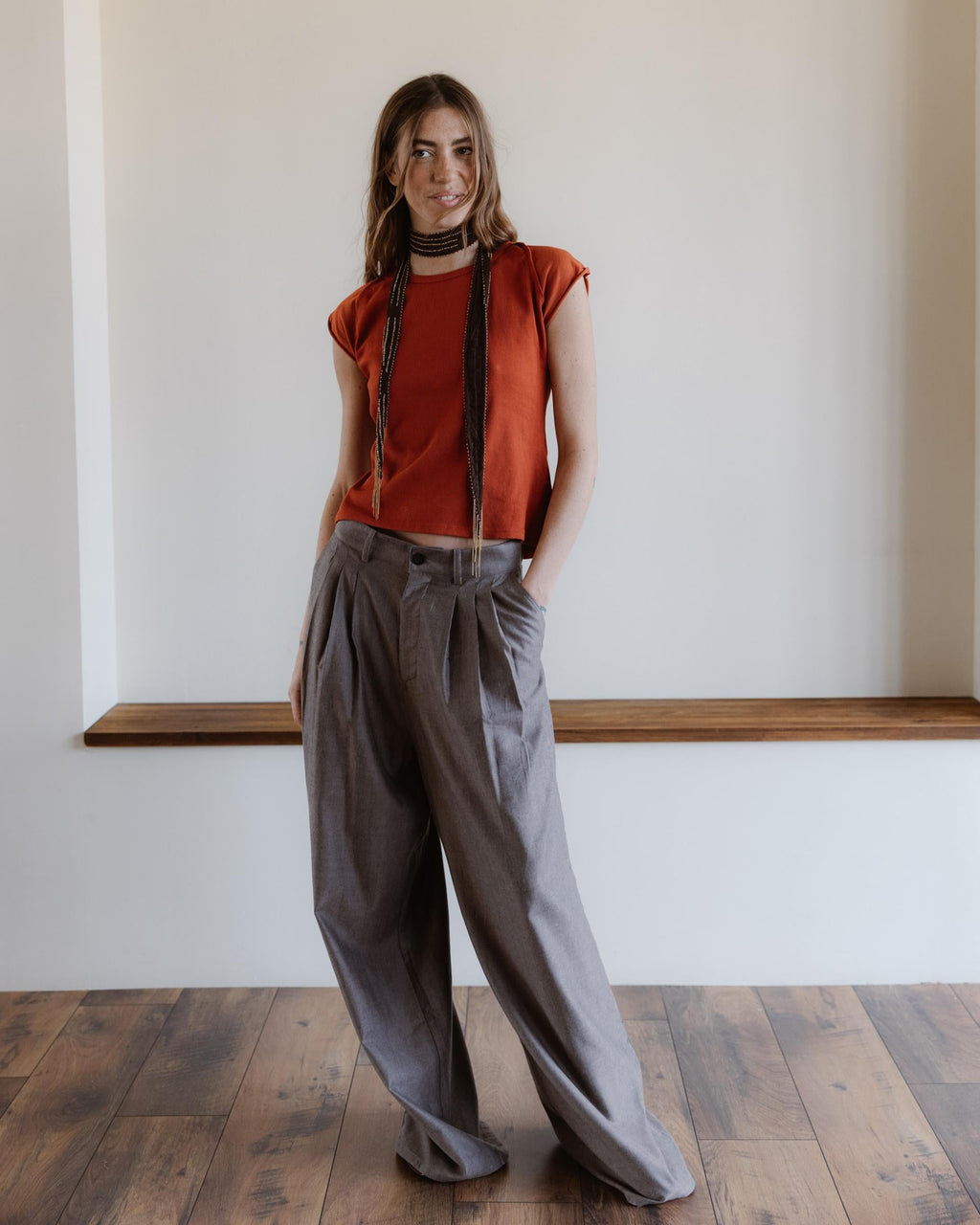 Pantalón Espiga Pinzas Delanteras Taupe