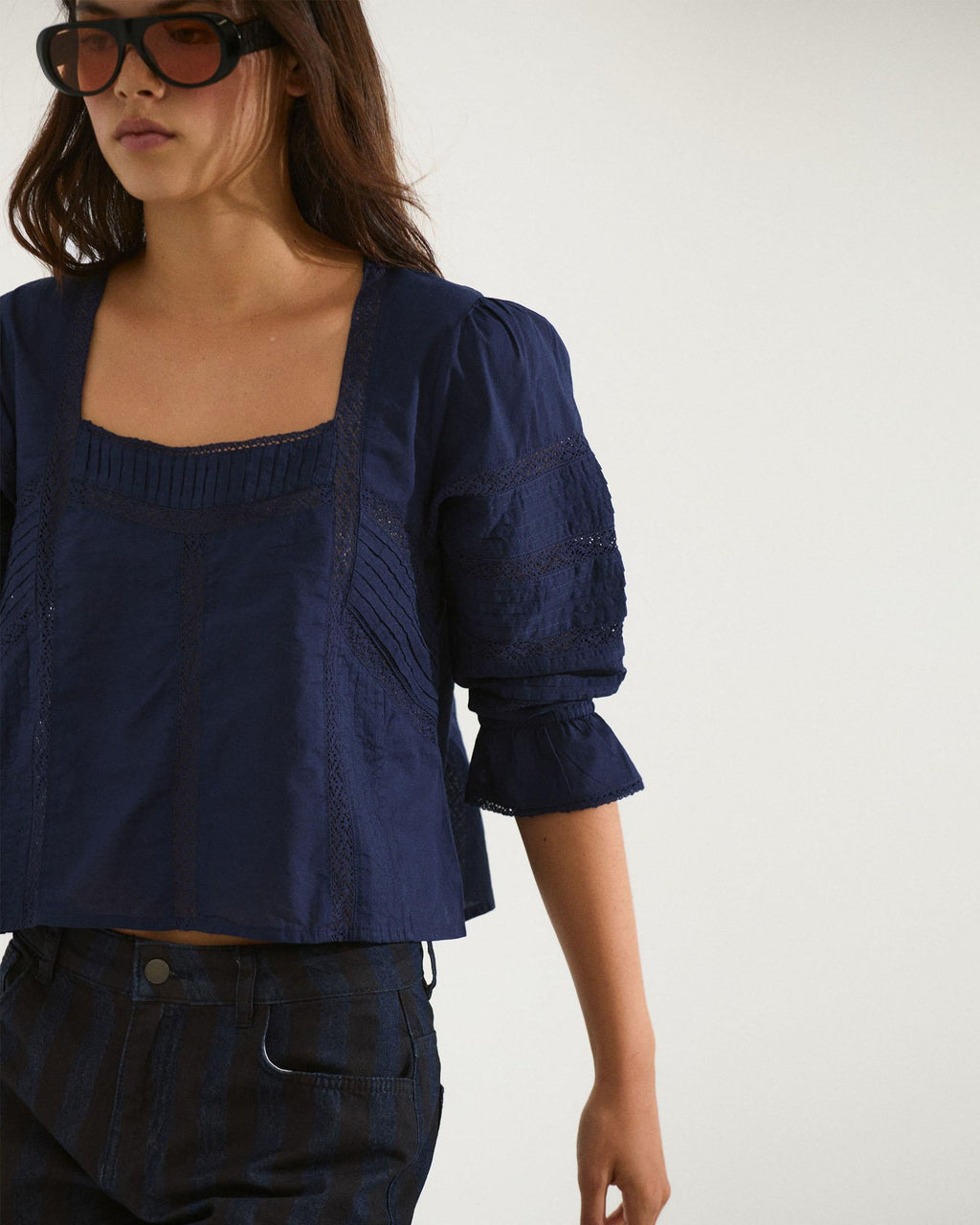 Blusa Escote Cuadrado Puntillas Azul Marino