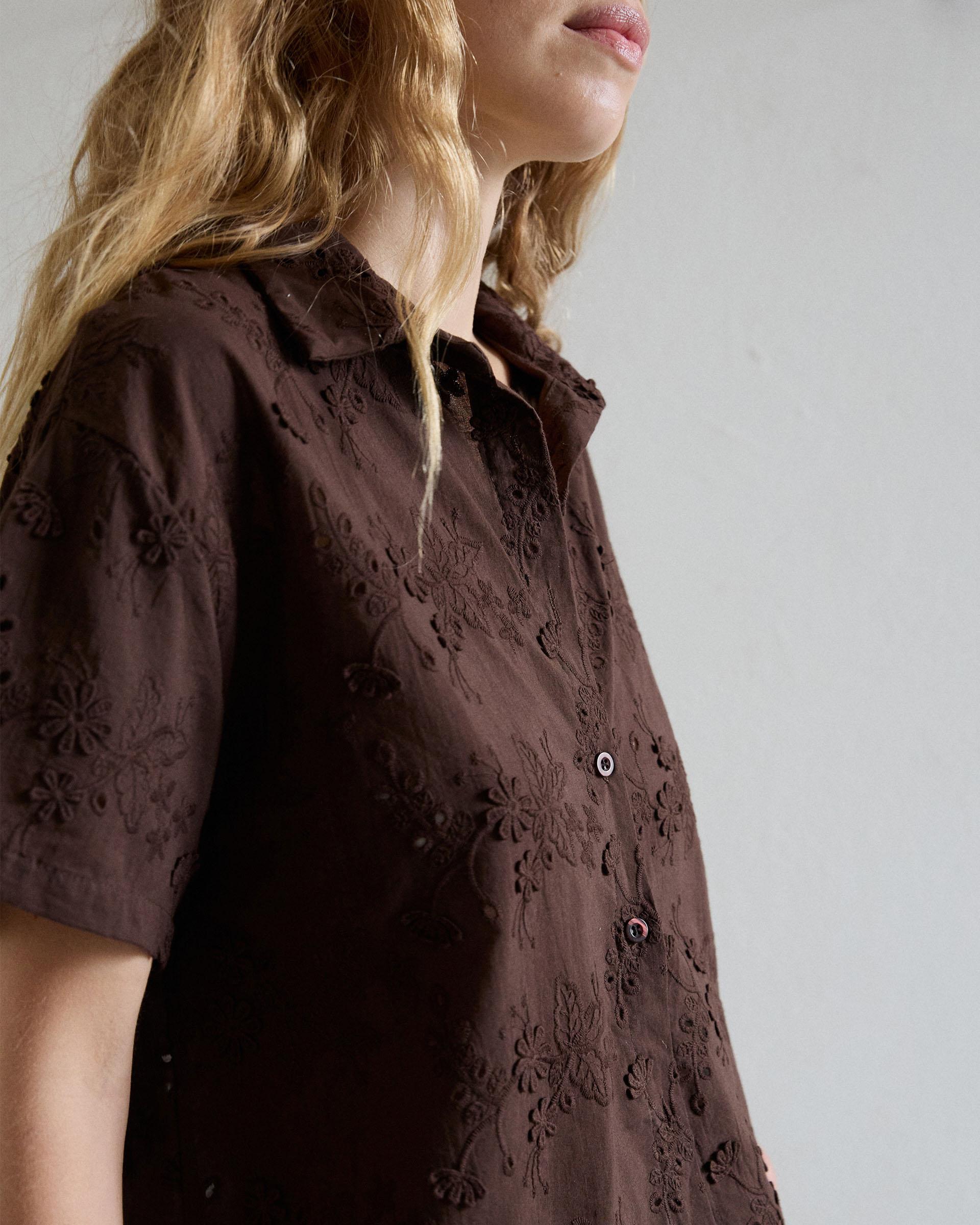 Camisa Manga Corta Troquelados Marrón