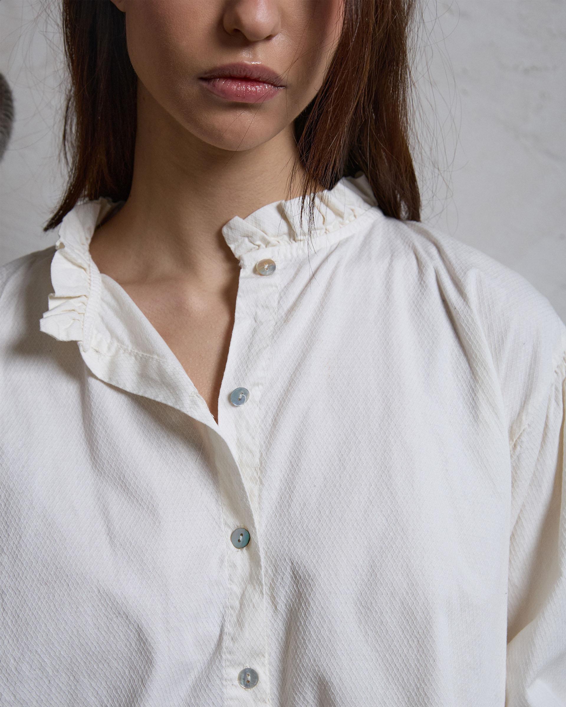 Blusa Detalle Volante Cuello Crudo