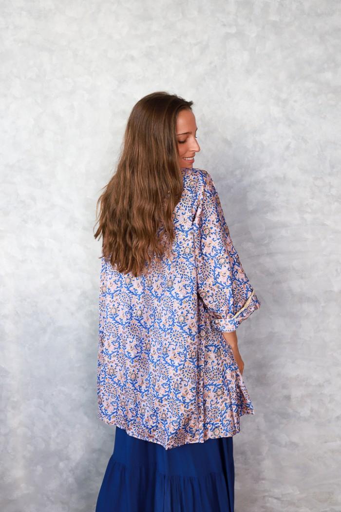 Kimono lila estampado azulón, lila y rosa