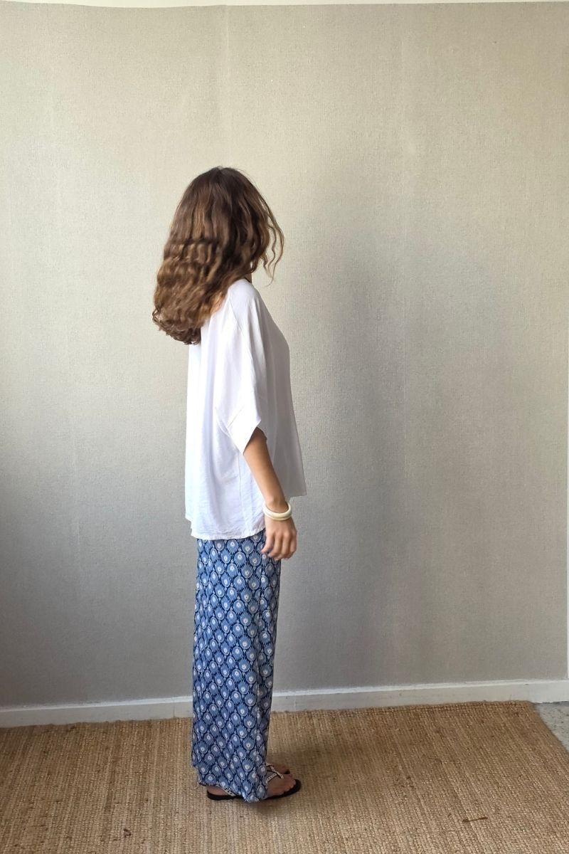 Pantalón estampado fuego con bolsillos azul jeans