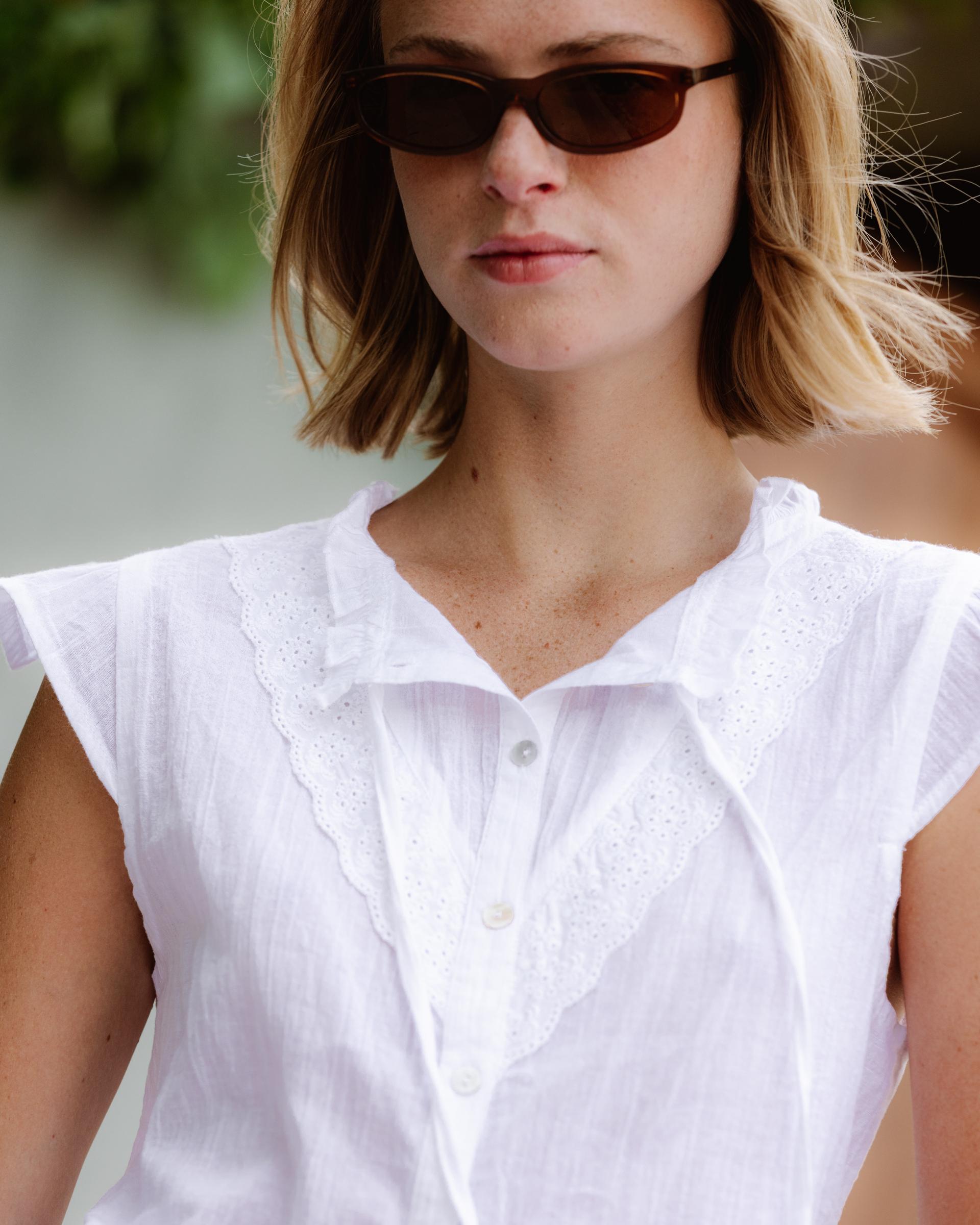 Blusa Sin Manga Volante Troquelados Blanca