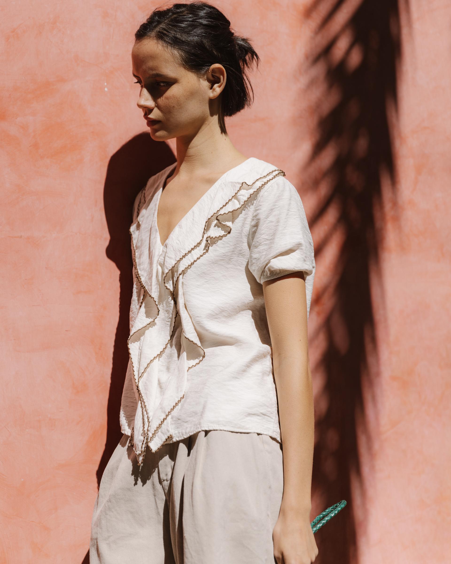 Blusa Volantes Delanteros Vivo Contraste Crudo