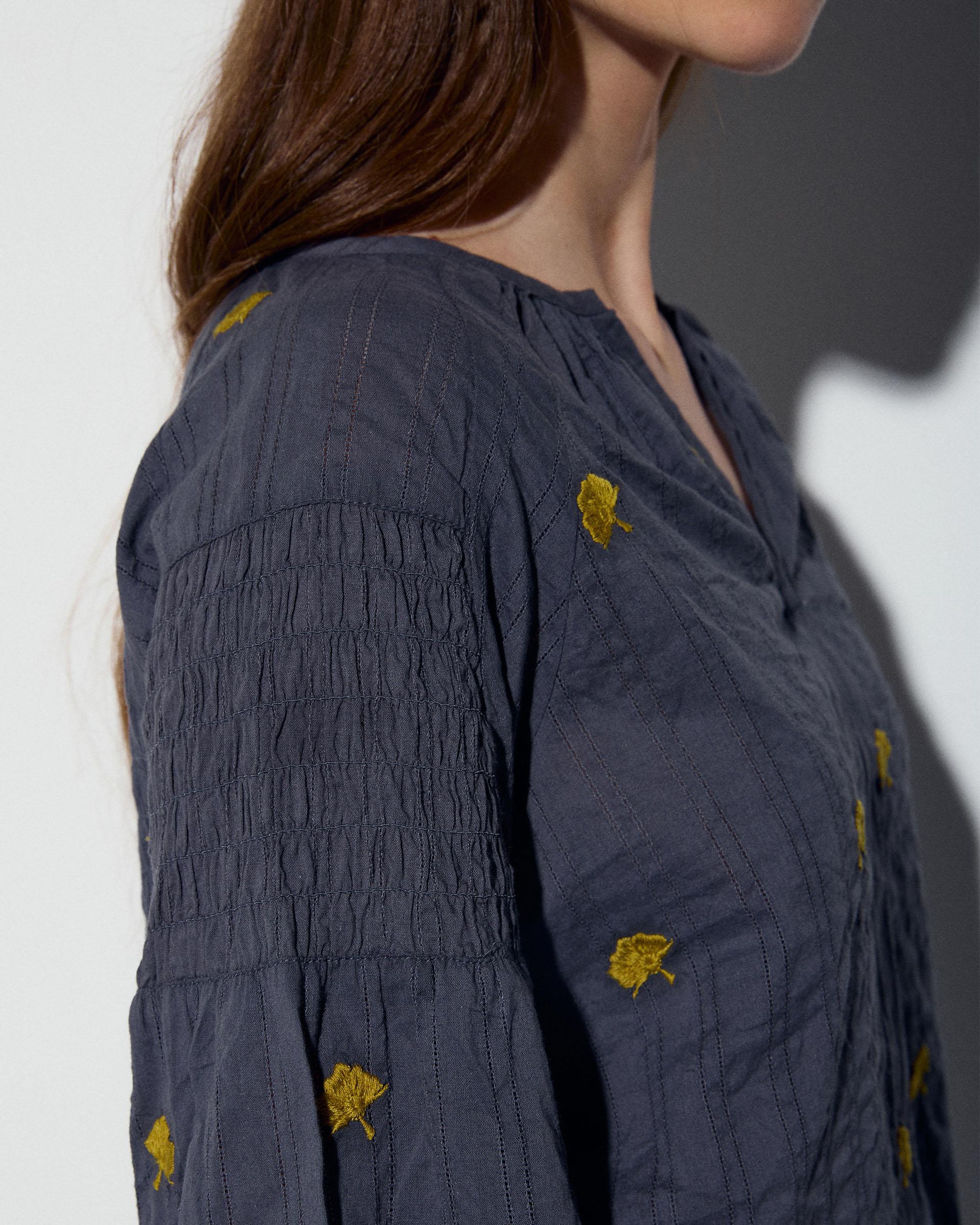 Blusa Tejido Rayas Bordados Hojas Antracita