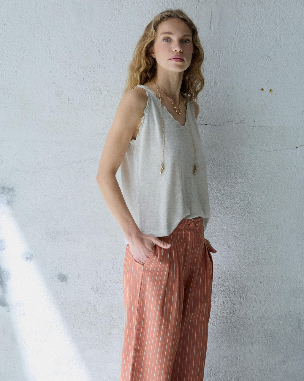 Top Punto Detalles Ondulados Beige
