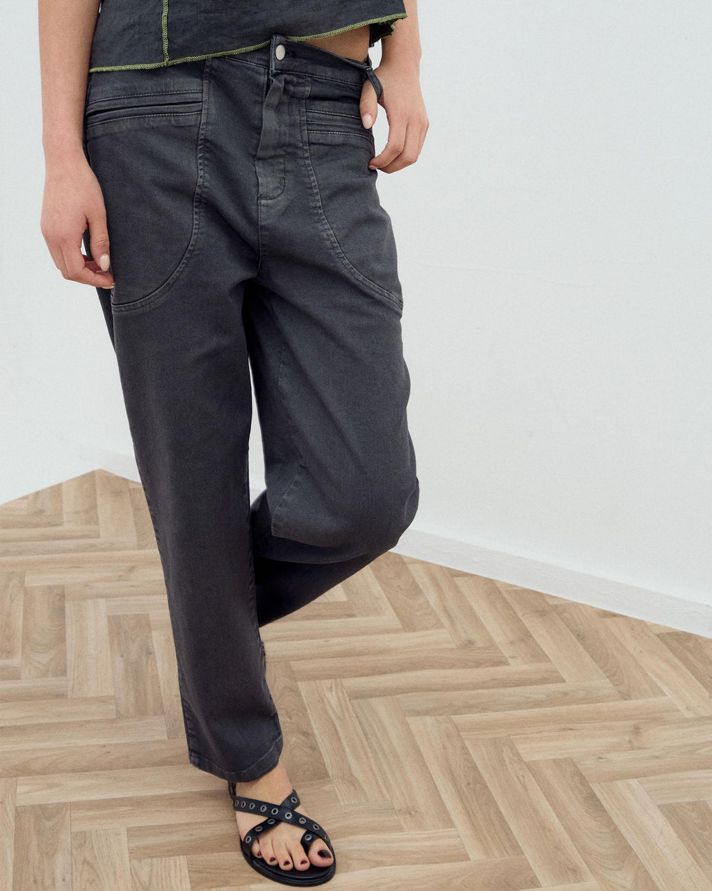 Jeans Bolsillos Ribeteados Gris Oscuro