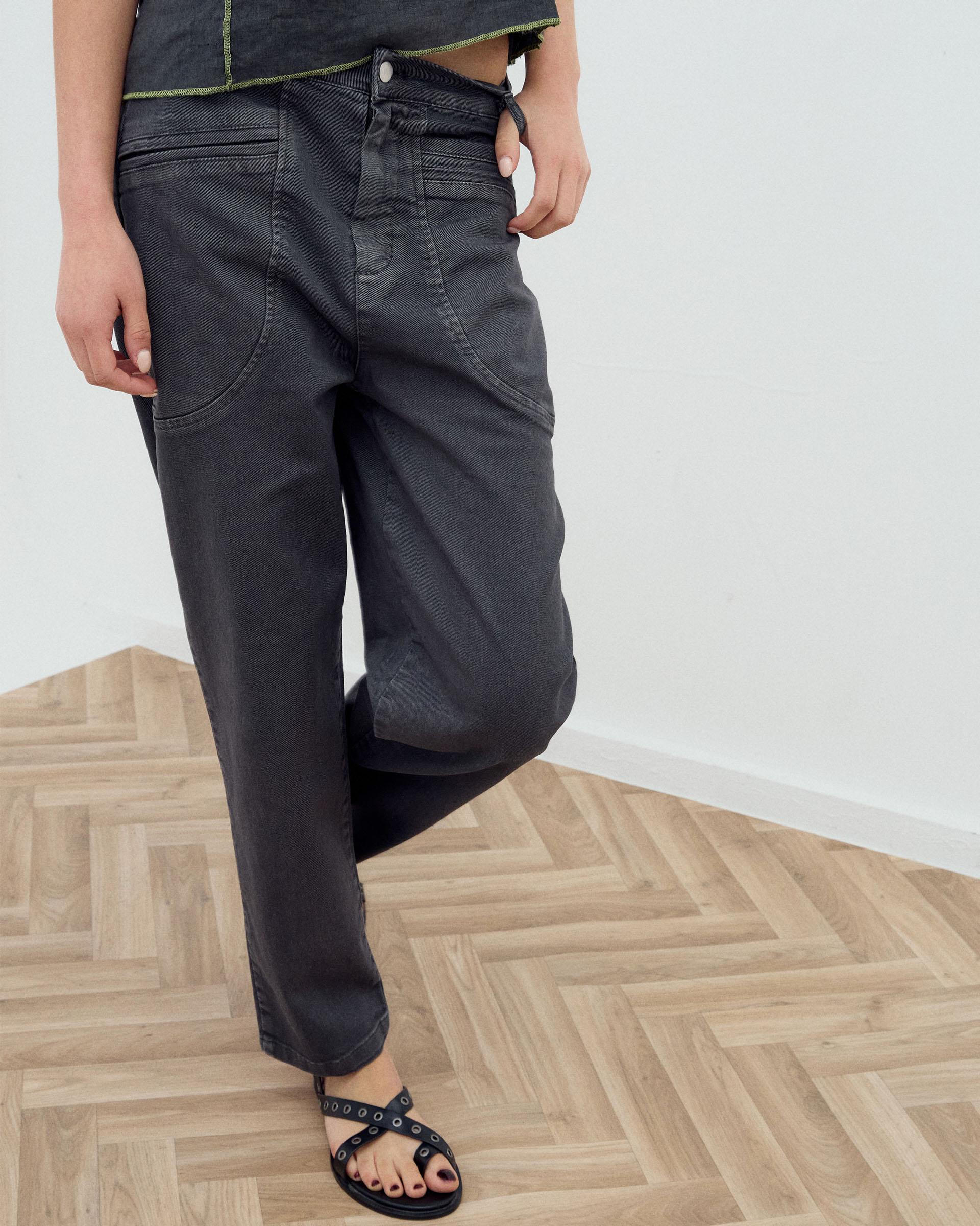 Jeans Bolsillos Ribeteados Gris Oscuro