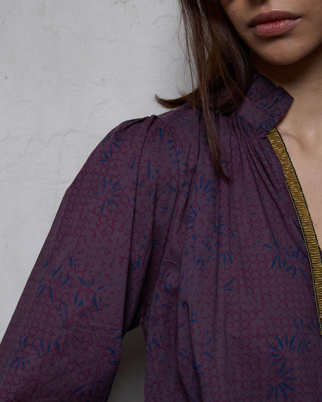 Blusa Escote Pico Estampada Morado
