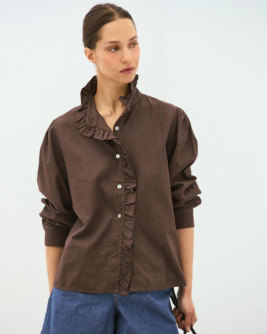 Blusa Cuello Subido Botones Volante Marrón