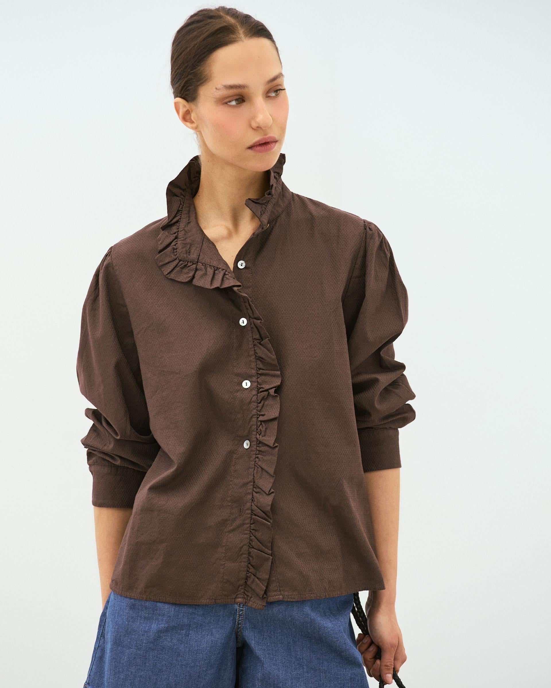 Blusa Cuello Subido Botones Volante Marrón