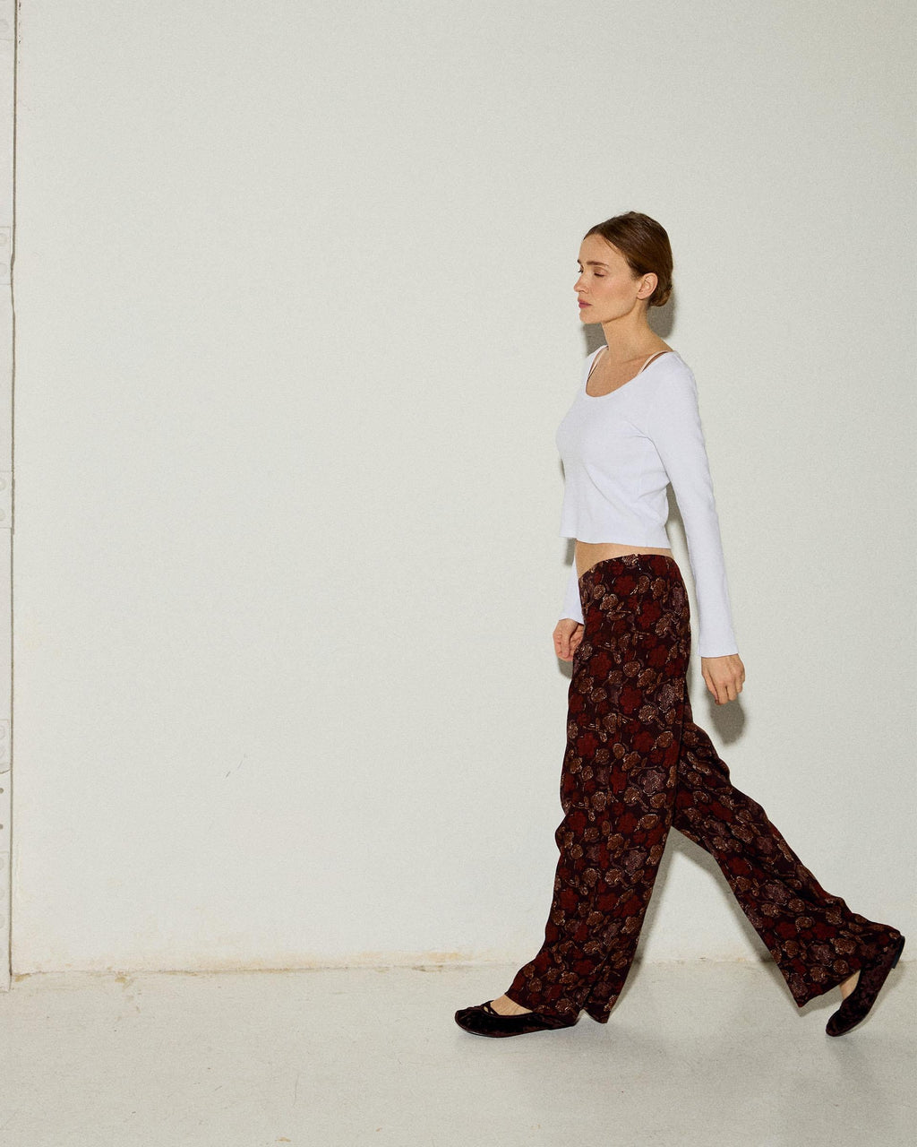 Pantalón Cinturilla Pinzas Estampado Floral Marrón