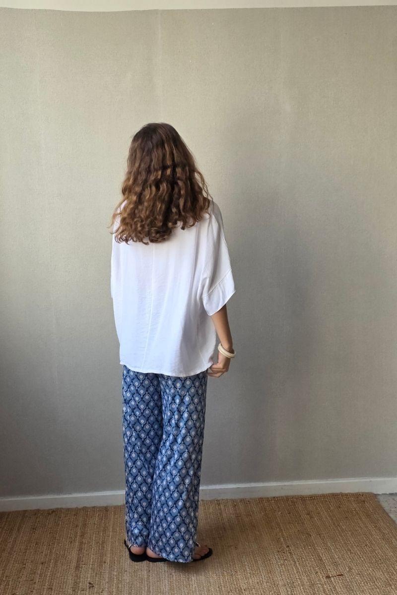 Pantalón estampado fuego con bolsillos azul jeans