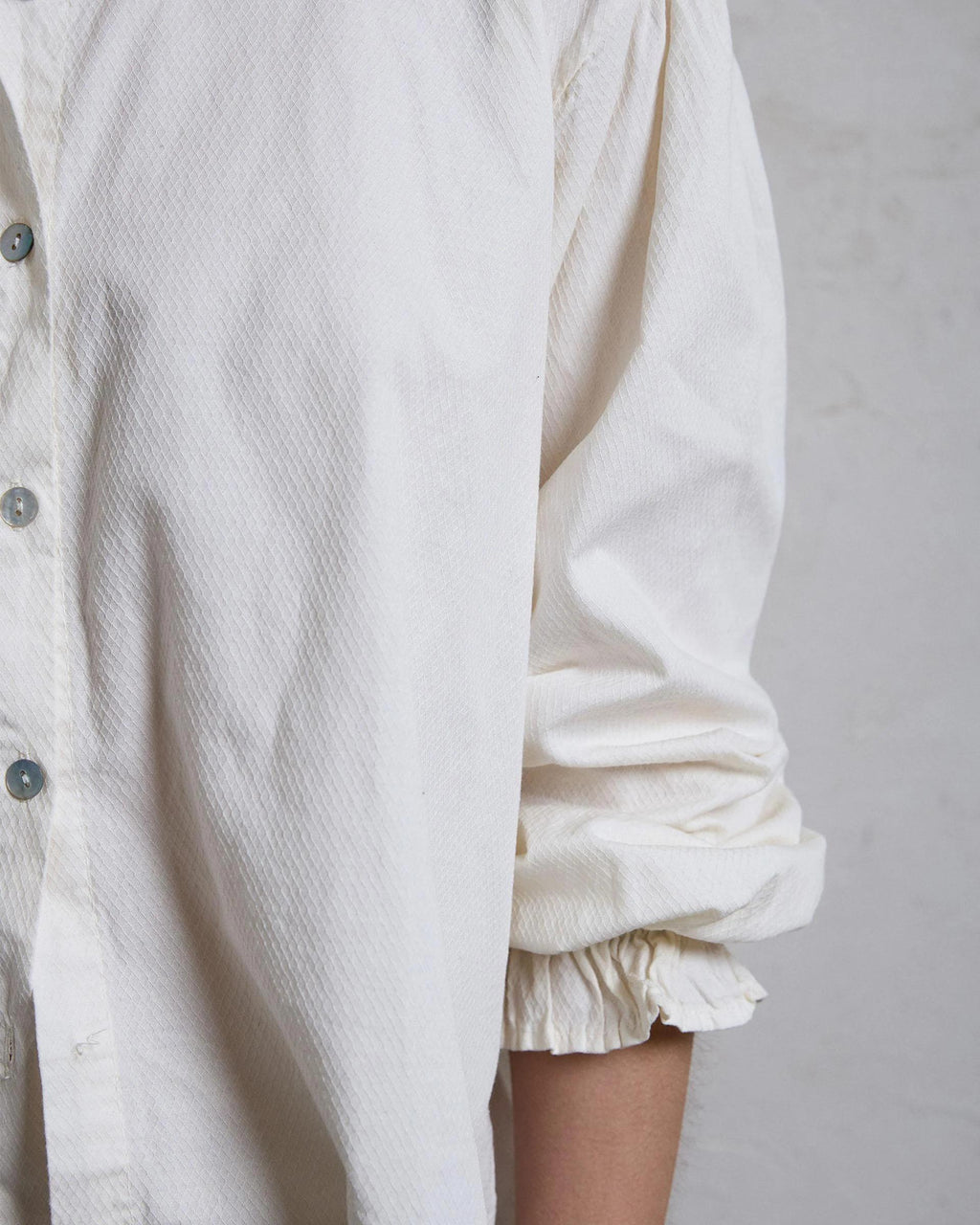 Blusa Detalle Volante Cuello Crudo