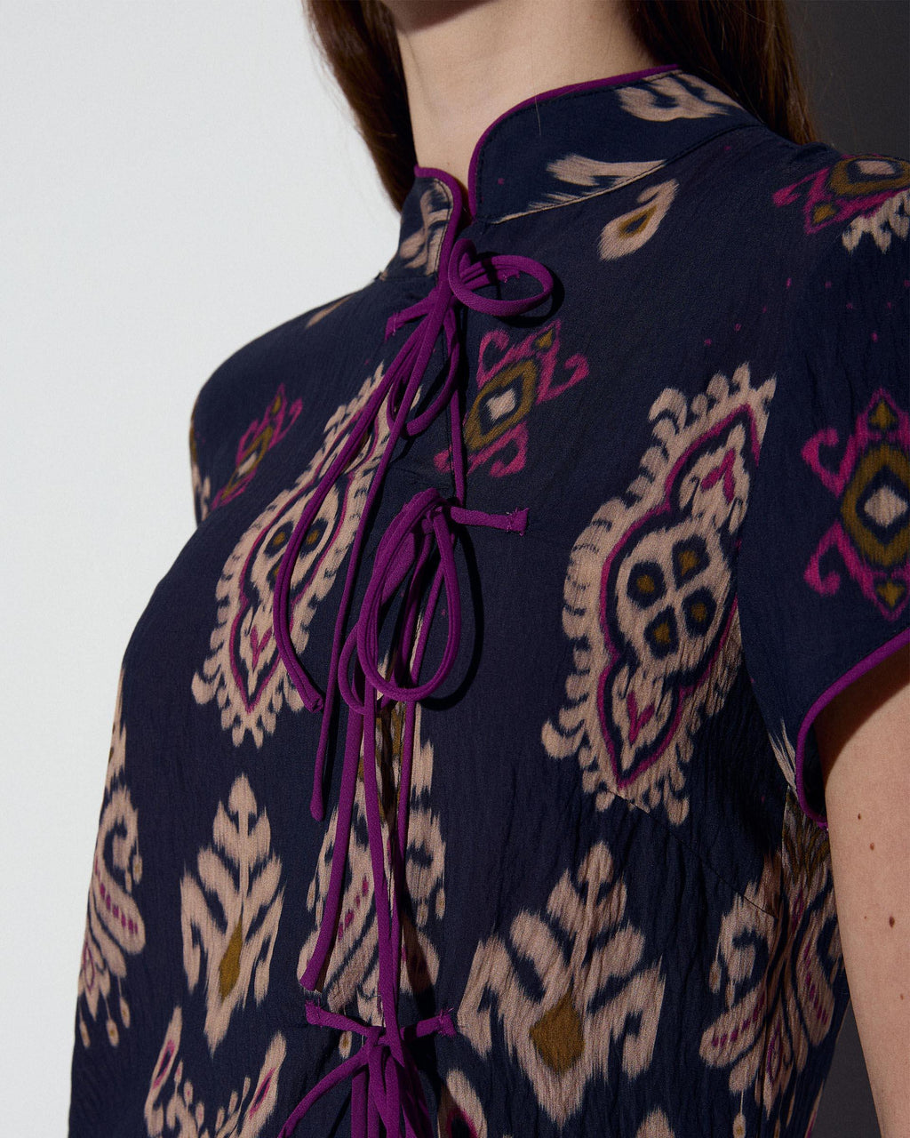 Vestido Lazadas Estampado Étnico Azul Oscuro