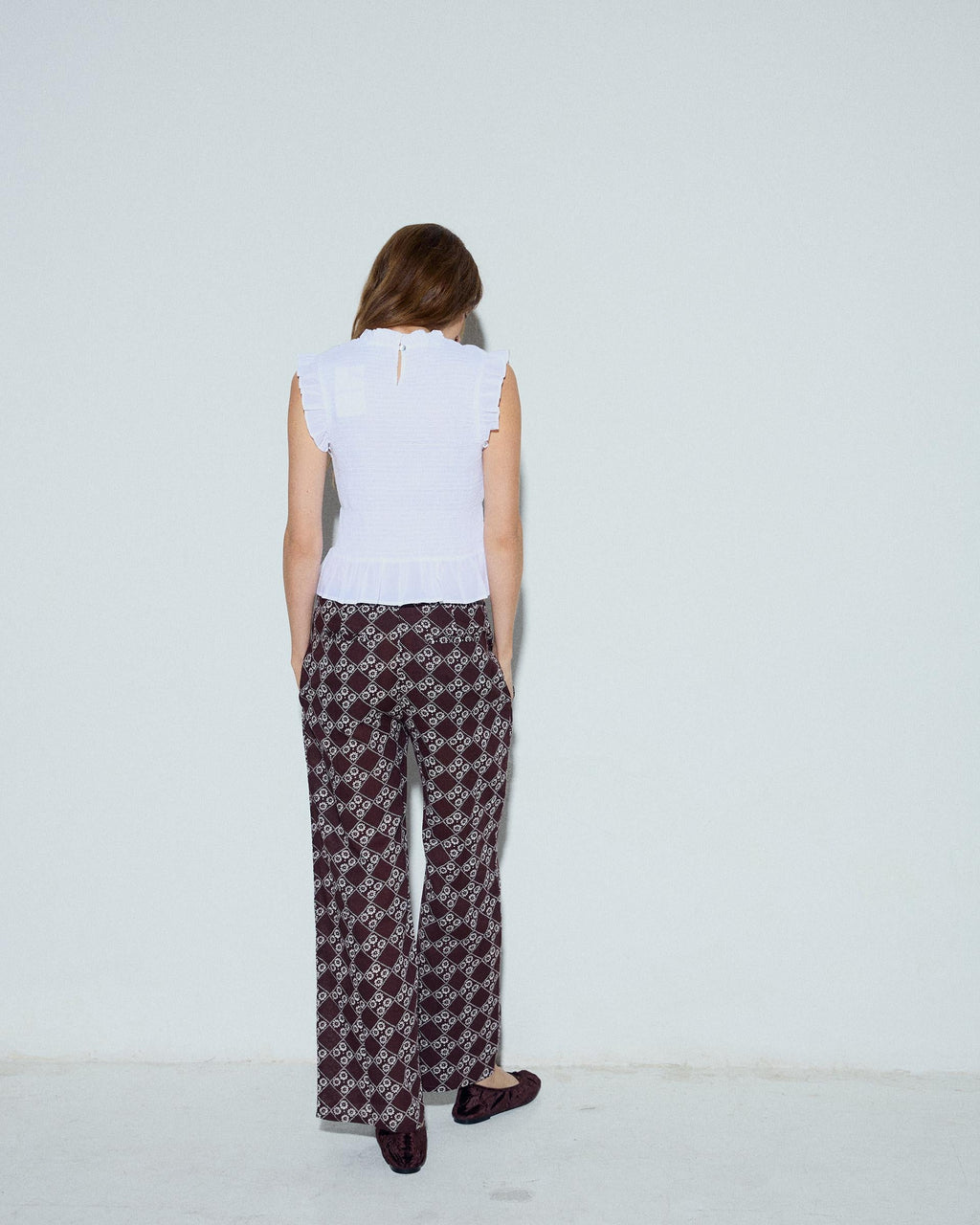 Pantalón Fluido Triple Botón Estampado Floral Marrón