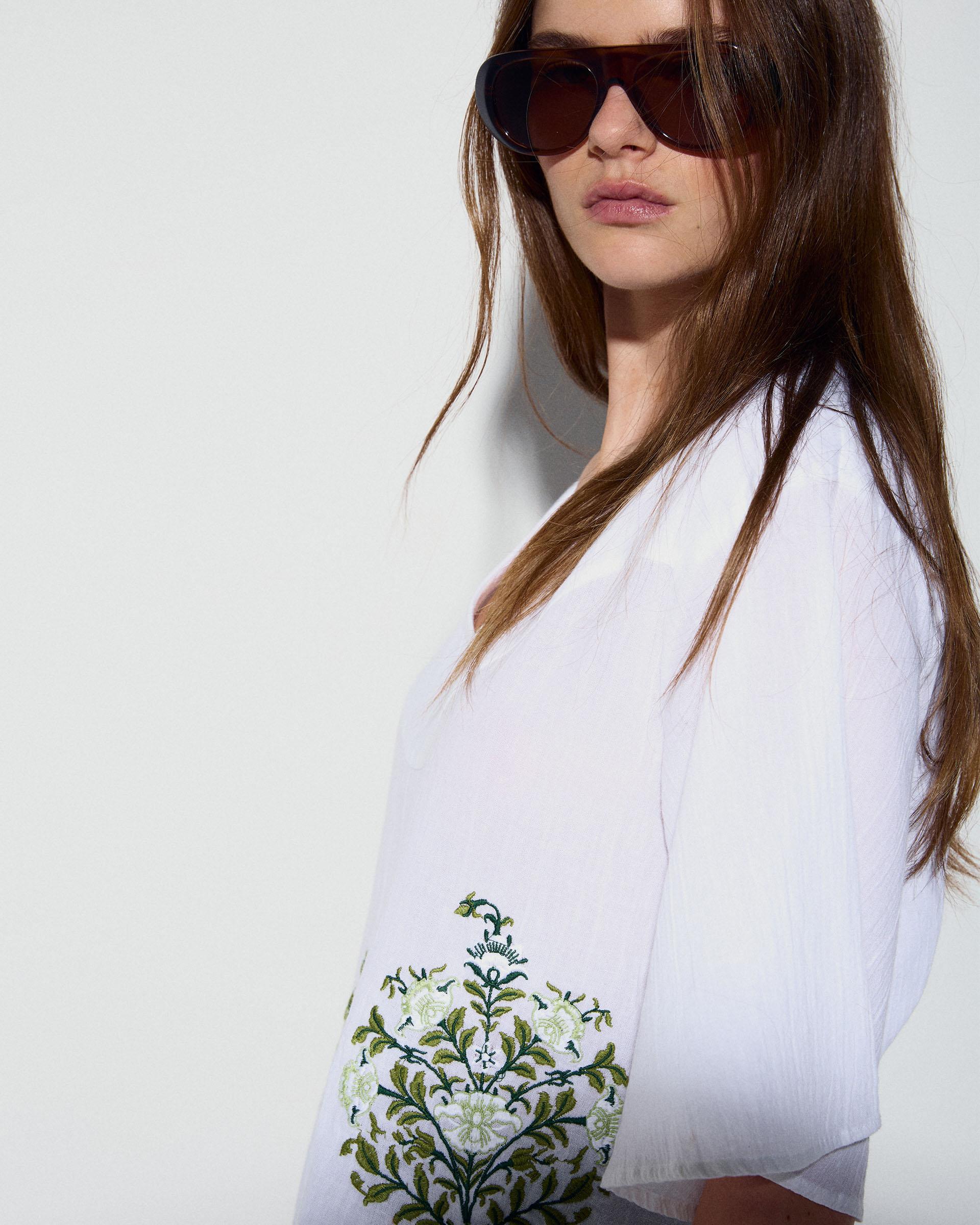 Blusa Canesú Pico Bordados Florales Blanca