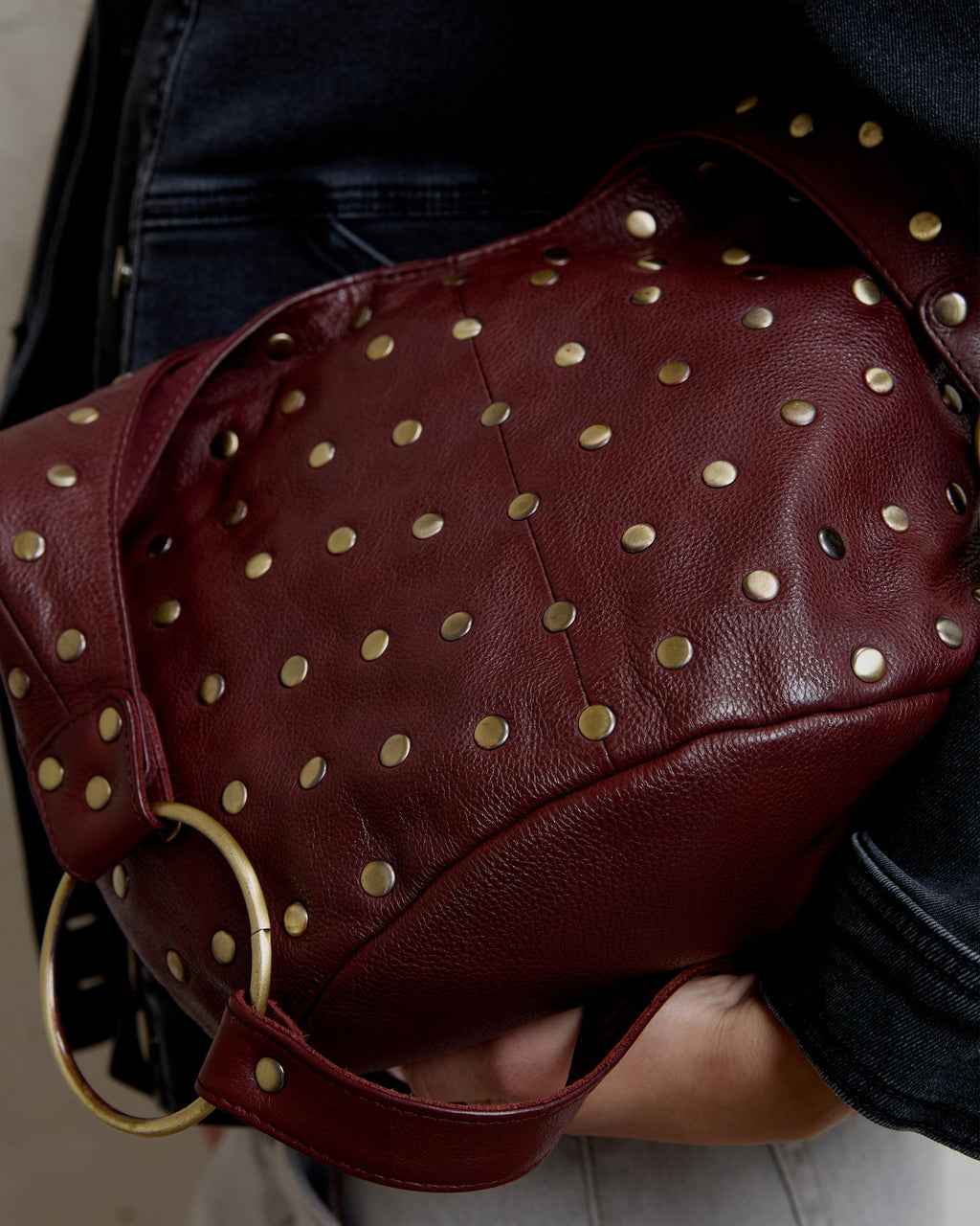 Bolso Piel Bucket Tachuelas Burdeos