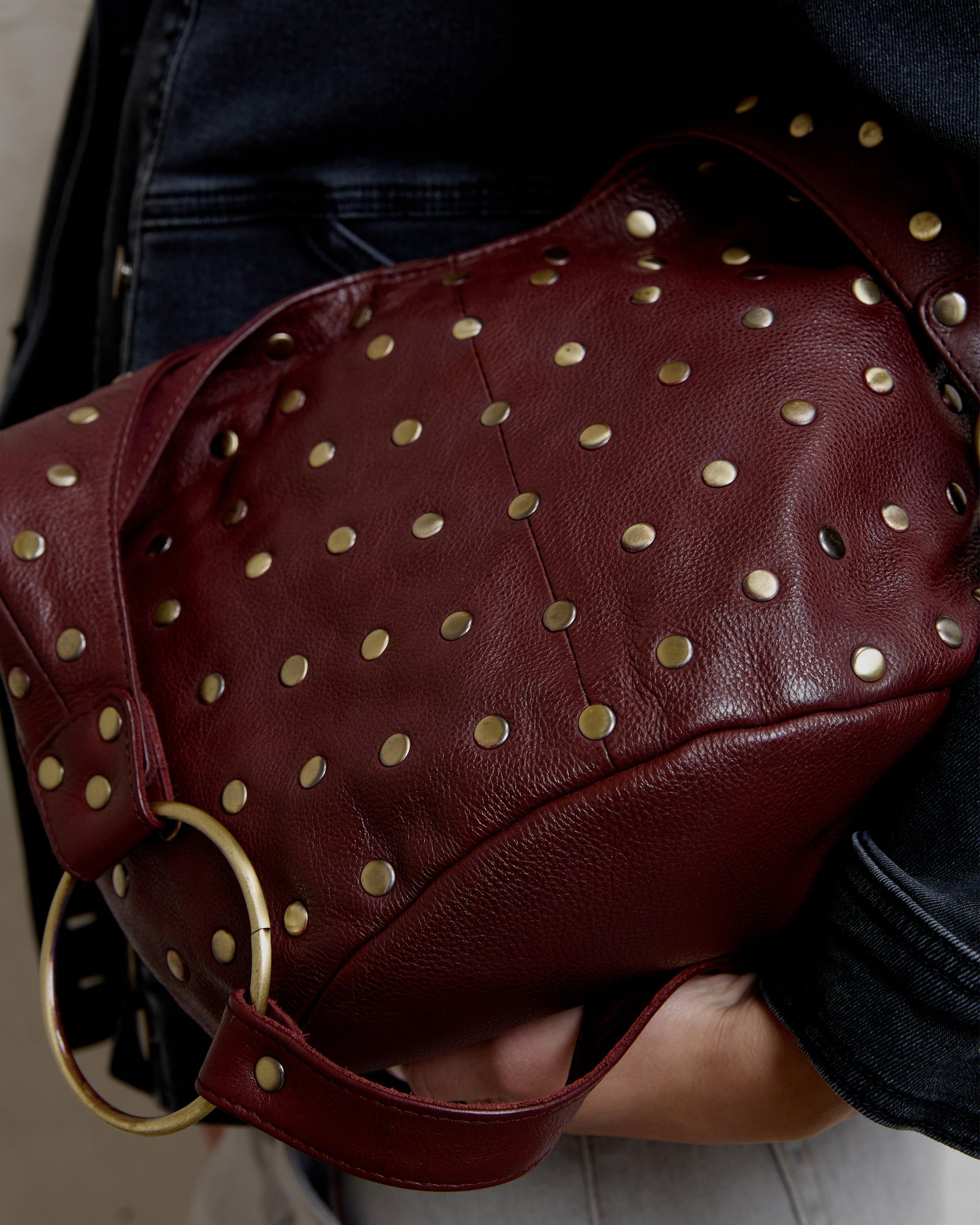 Bolso Piel Bucket Tachuelas Burdeos