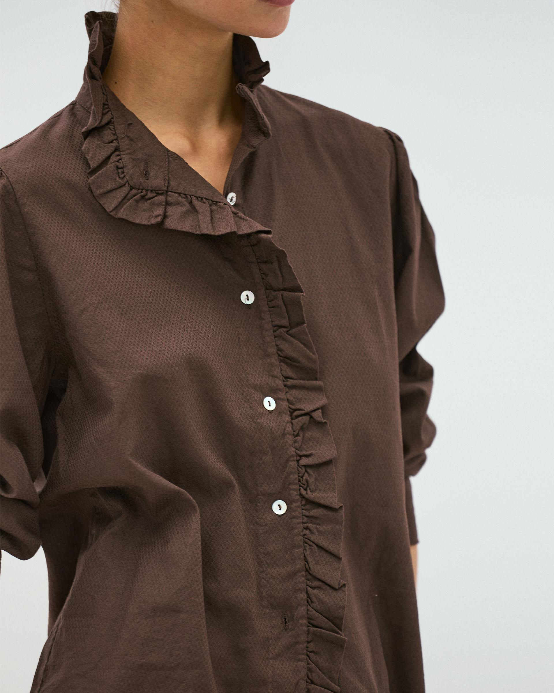 Blusa Cuello Subido Botones Volante Marrón