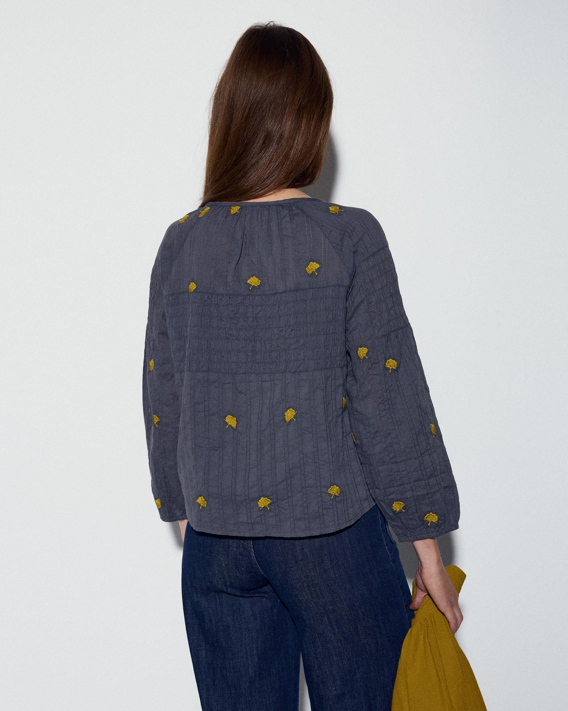 Blusa Tejido Rayas Bordados Hojas Antracita