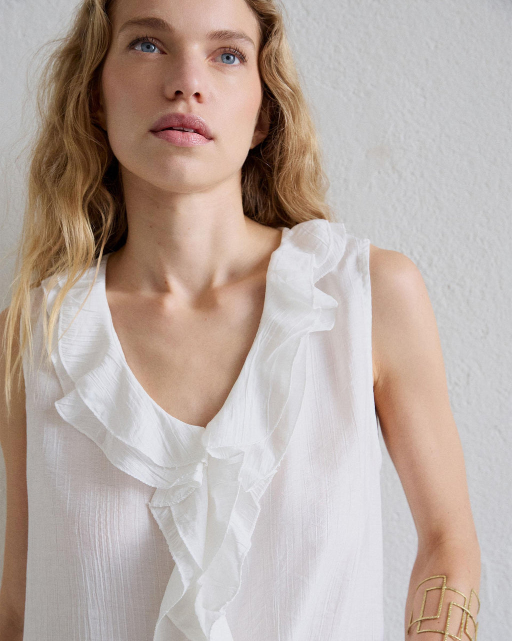 Blusa Sin Mangas Volantes Escote V Blanca