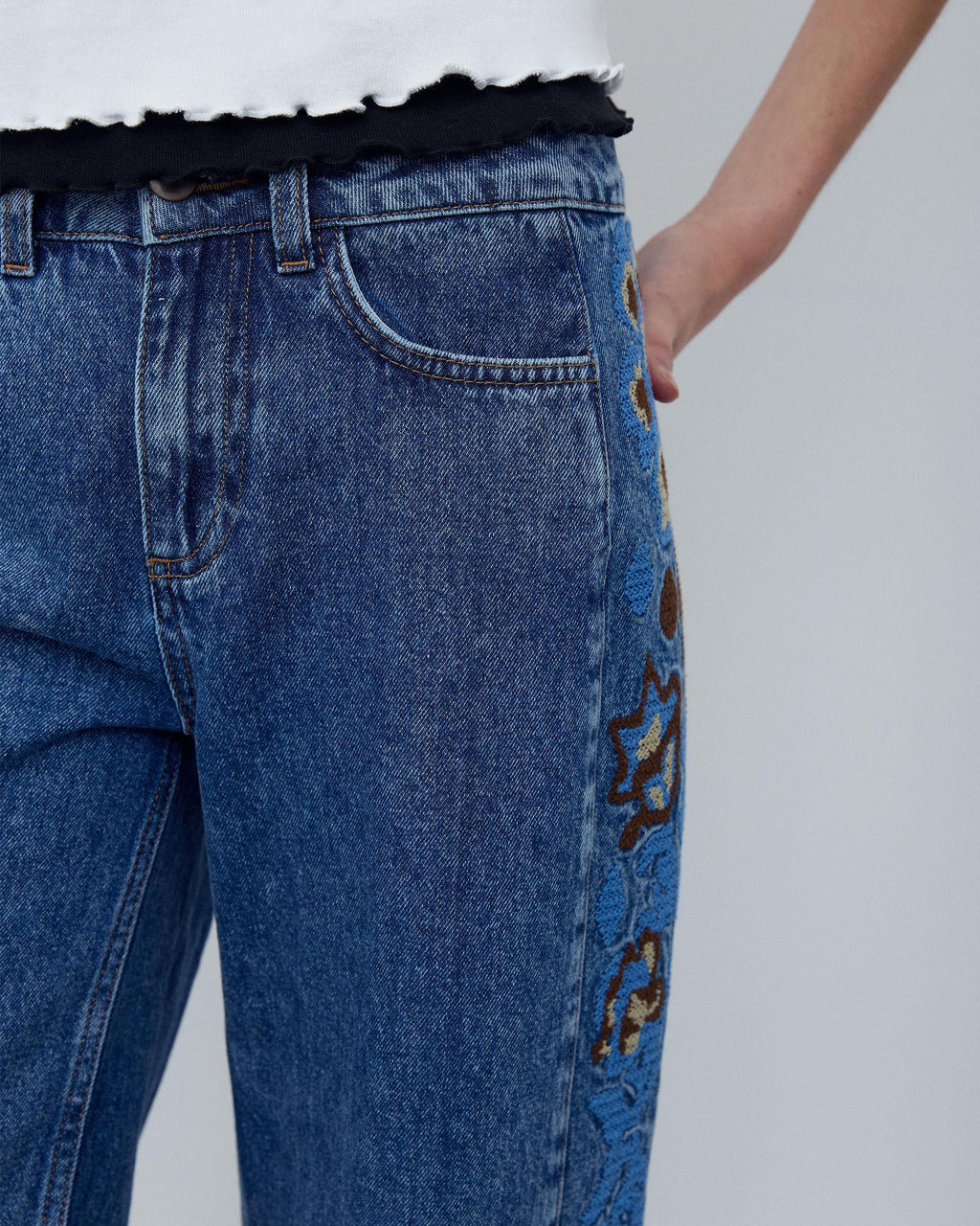 Jeans Bordados Flores Laterales Azul