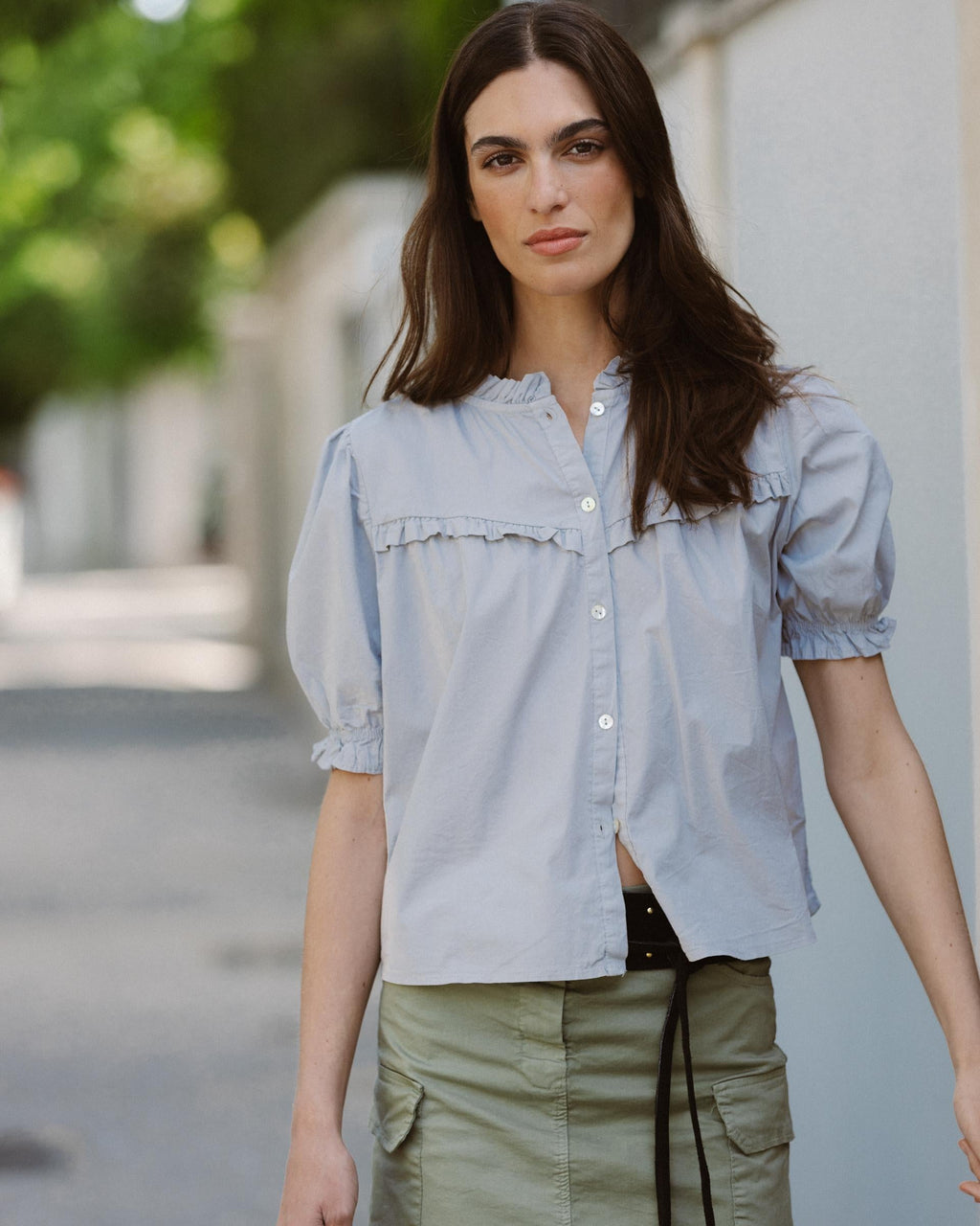 Blusa Manga Abullonada Canesú Pico Volantes Gris