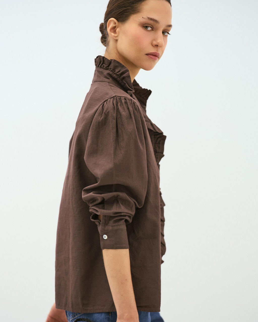 Blusa Cuello Subido Botones Volante Marrón