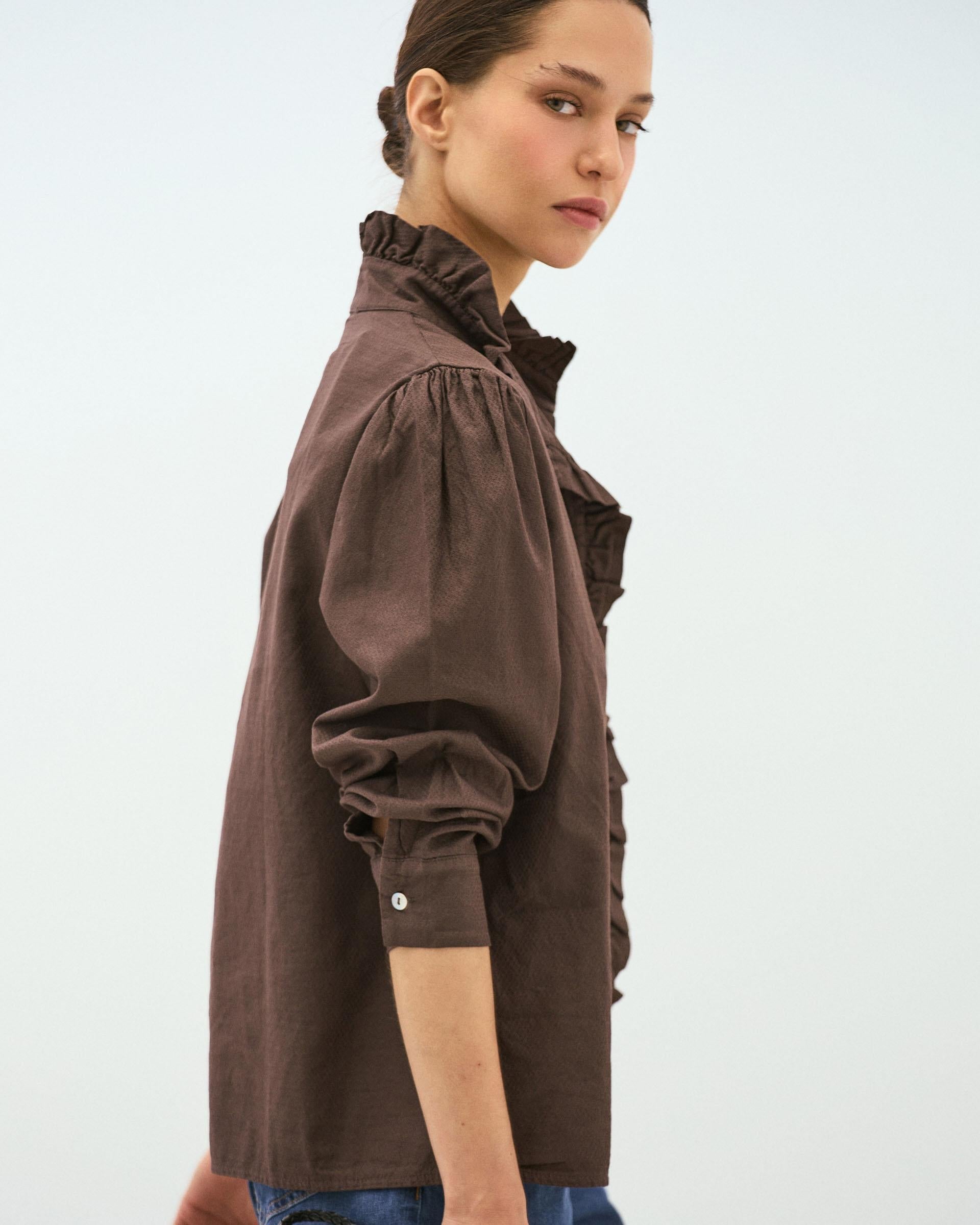 Blusa Cuello Subido Botones Volante Marrón