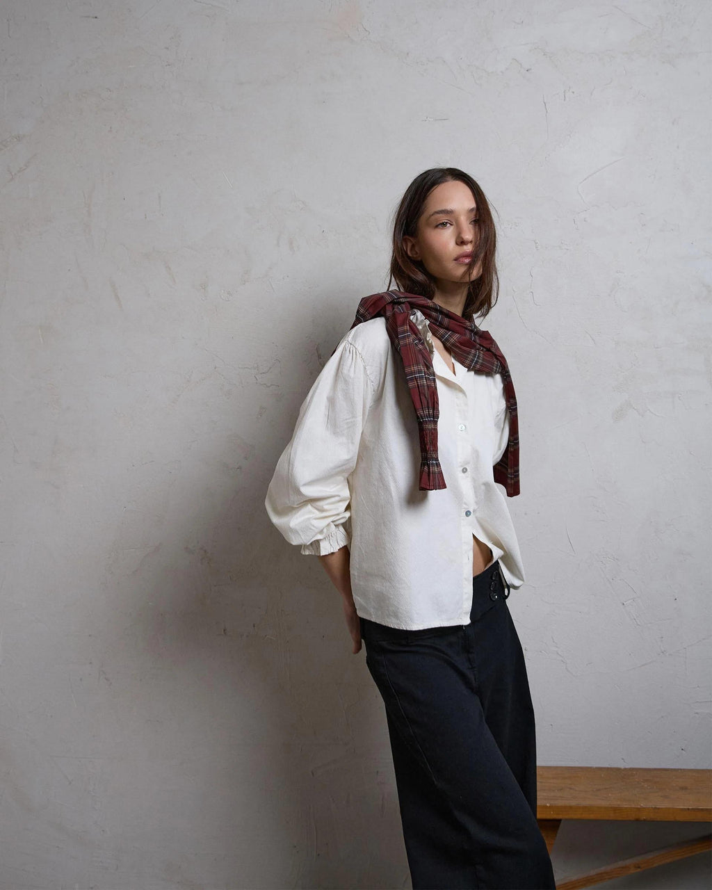 Blusa Detalle Volante Cuello Crudo